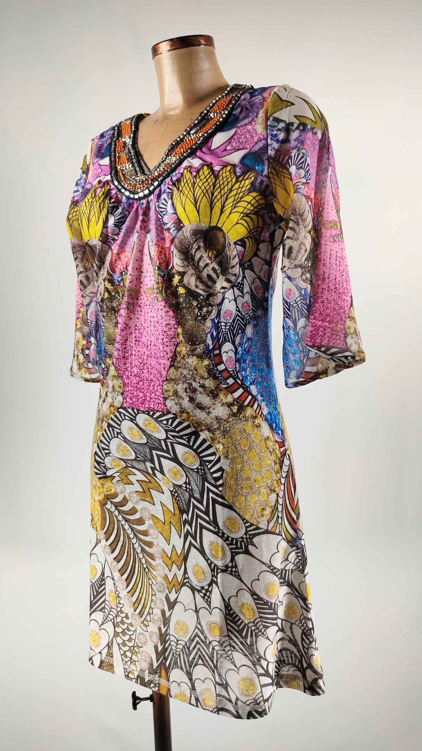 Vestido Custo con apliques en escote