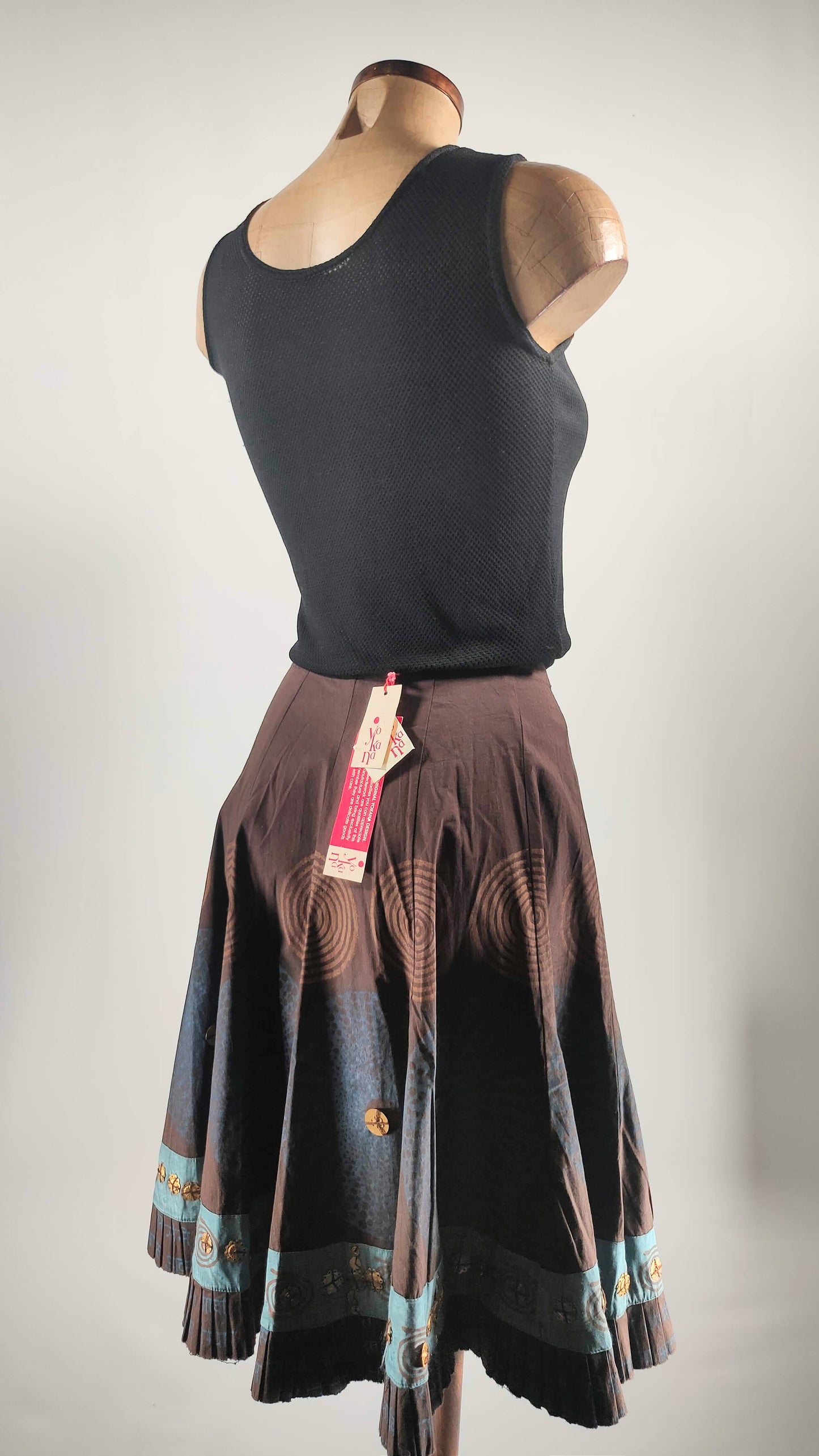 Falda con estampado étnico y detalle de apliques en cobre