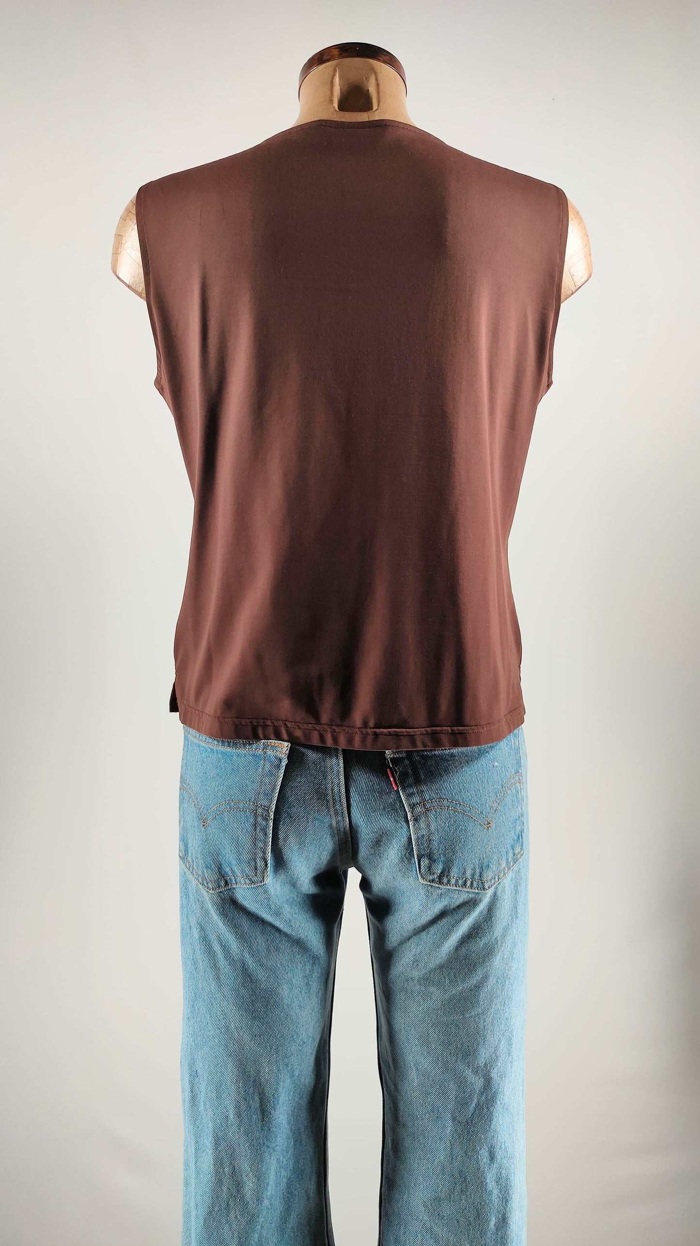 Top marrón con apliques en plata brillantes