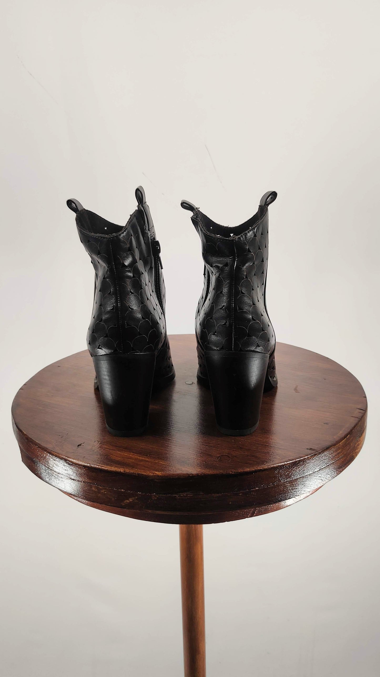 Botines negros calados Corina