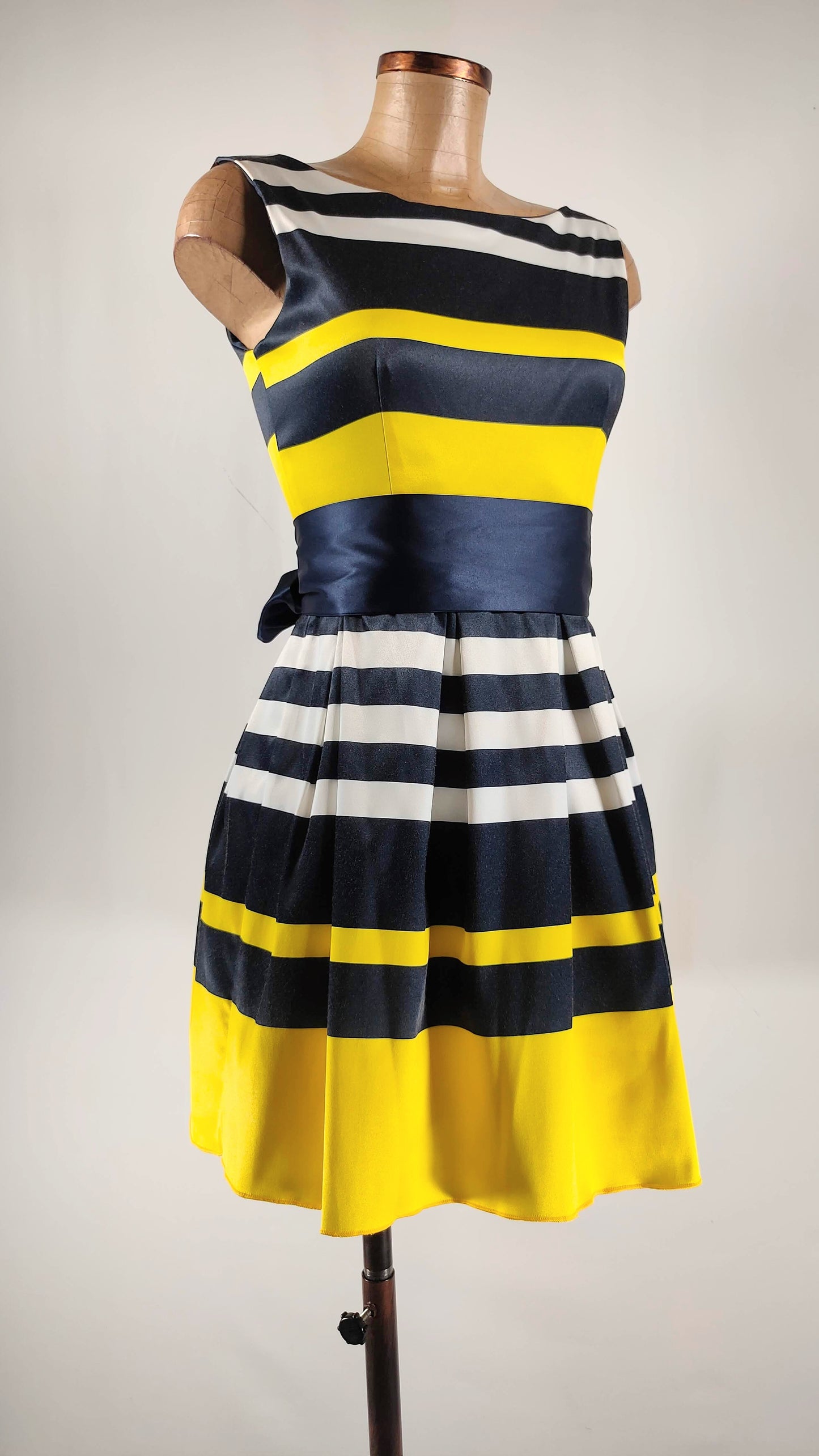 Vestido cóctel de rayas