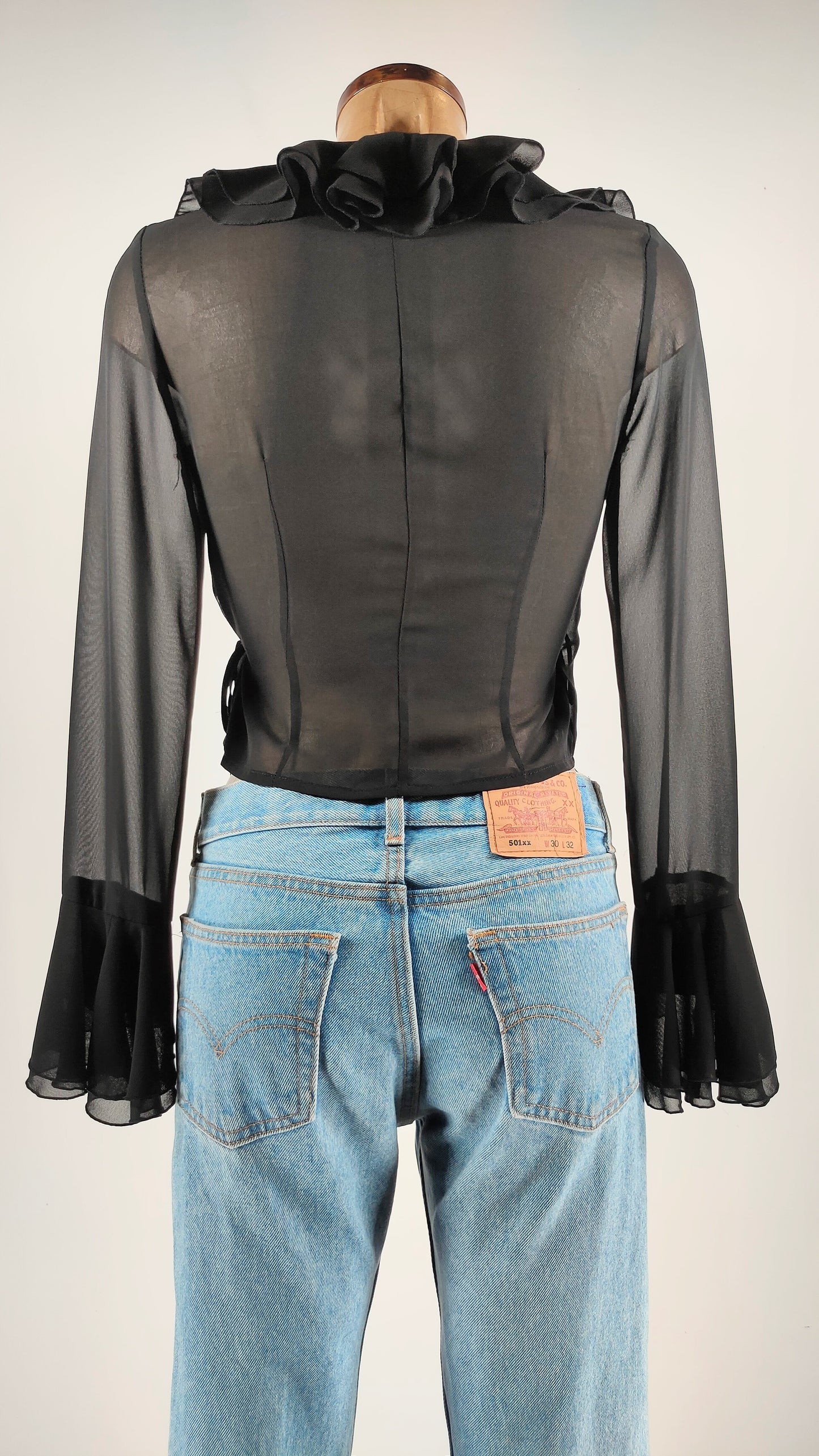 Blusa semitransparente con volantes