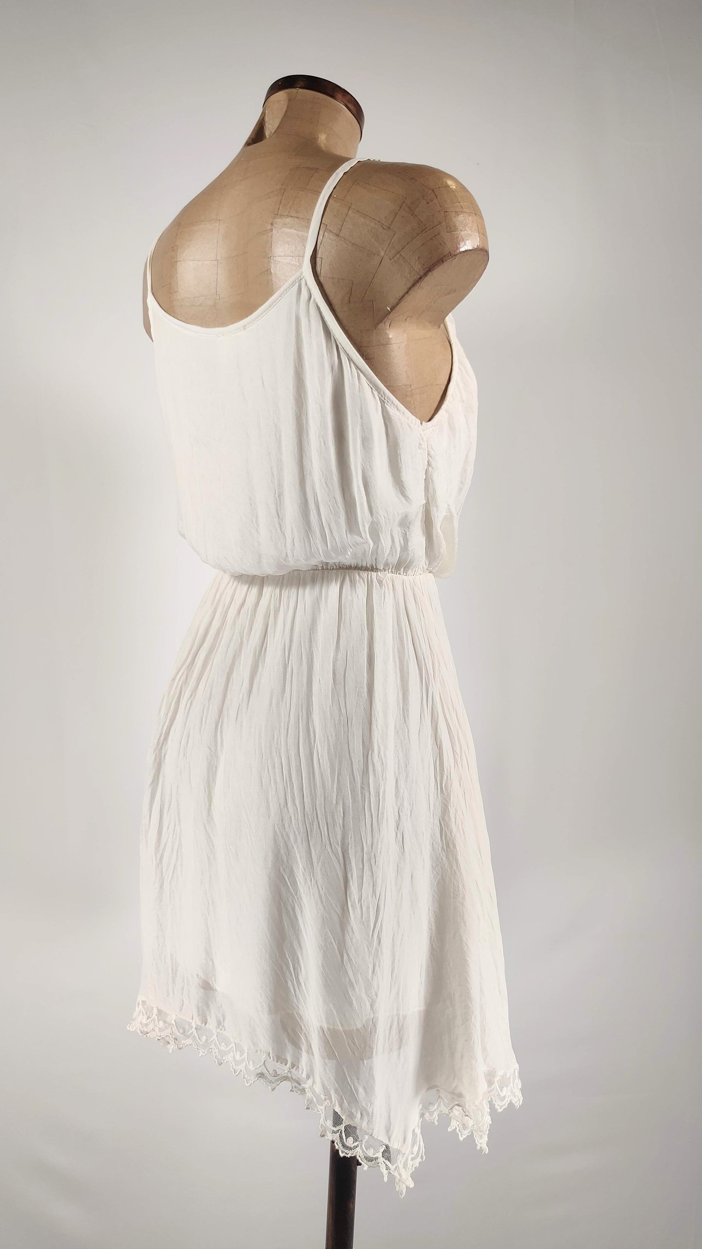 Vestido con bajo asimétrico