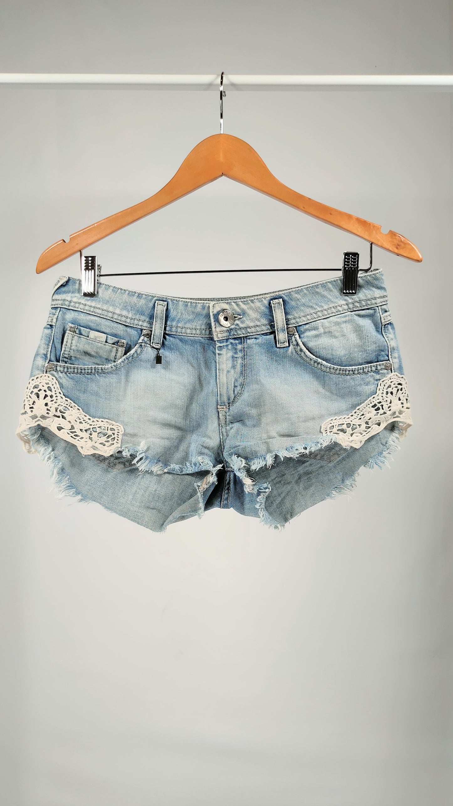 Short con encaje
