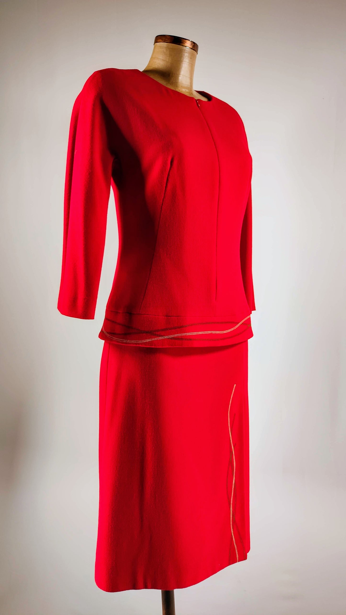 Traje rojo de falda y chaqueta Adolfo Domínguez
