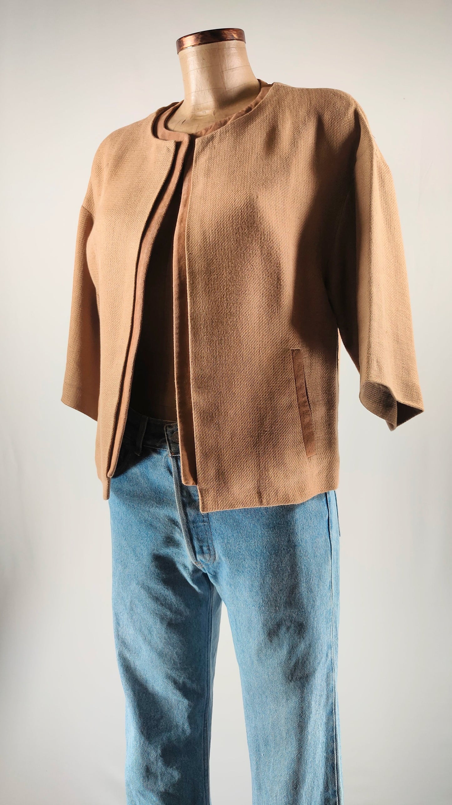 Chaqueta abierta con detalles en piel