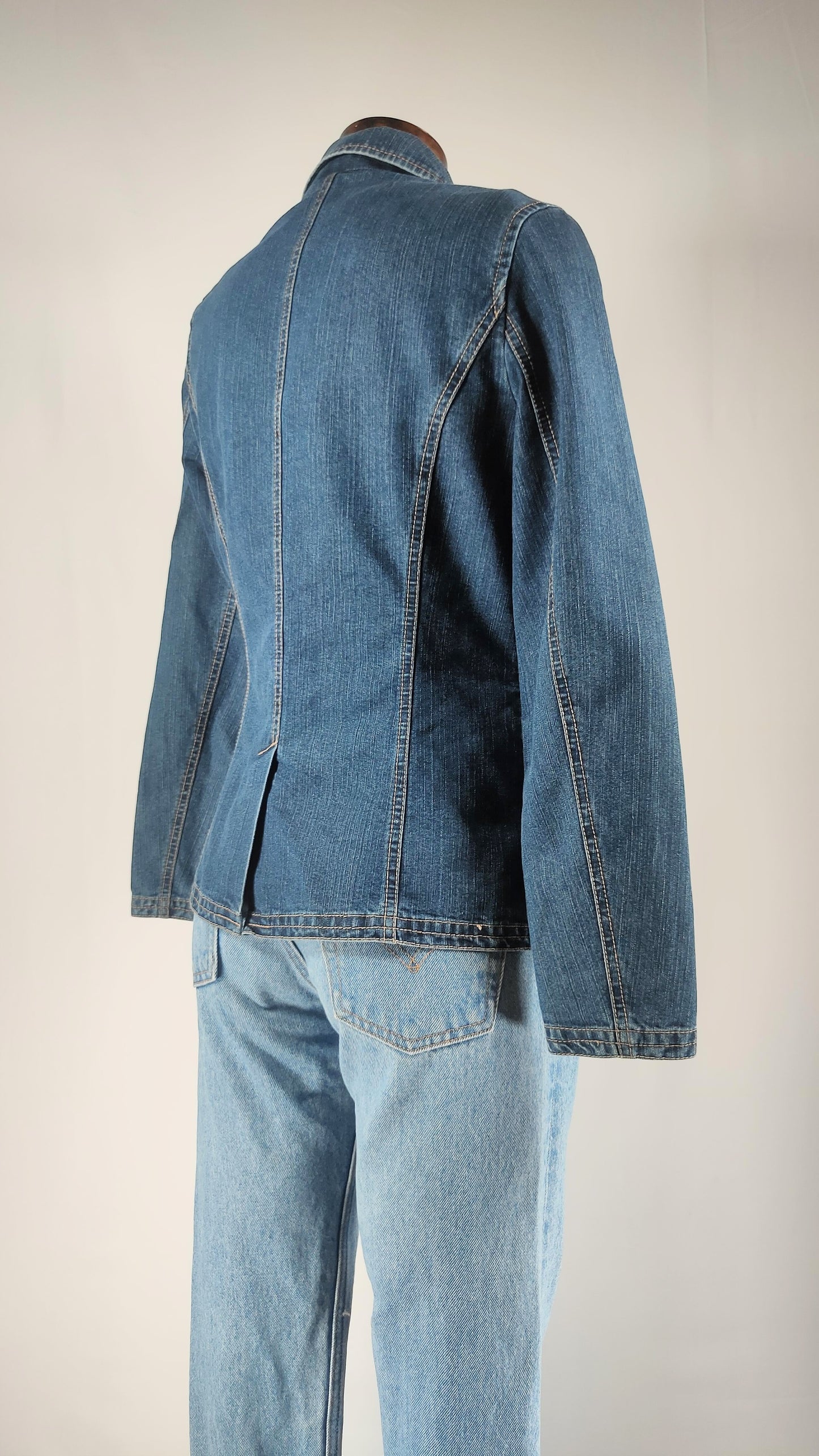 Chaqueta tejana azul con bolsillos
