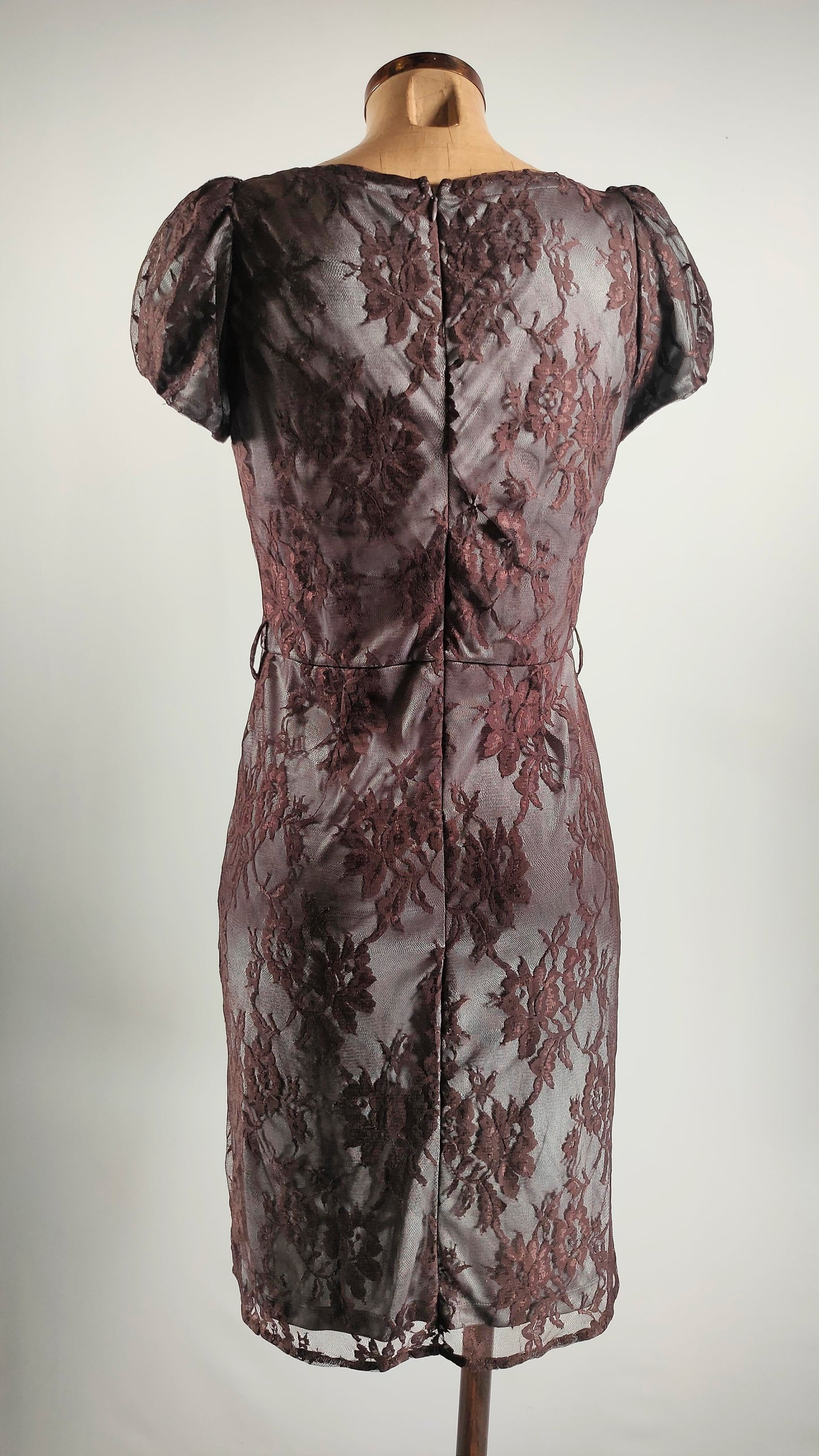 Vestido con encaje y forro gris brillante