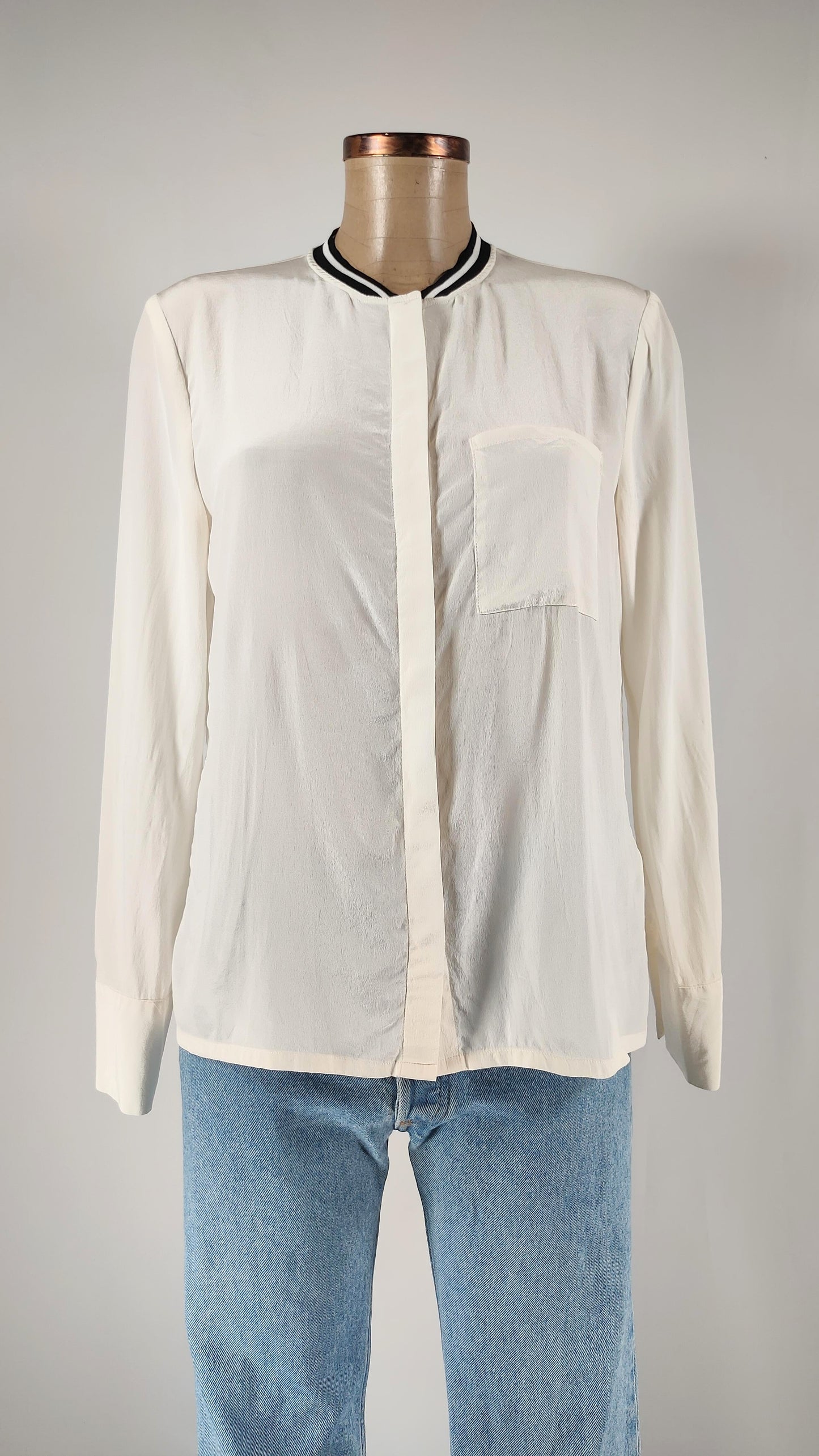 Camisa con botones cubiertos