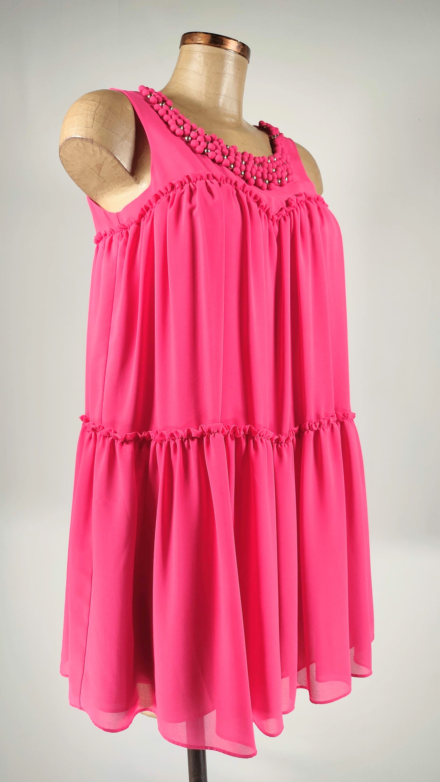 Vestido fucsia con cuello adornado