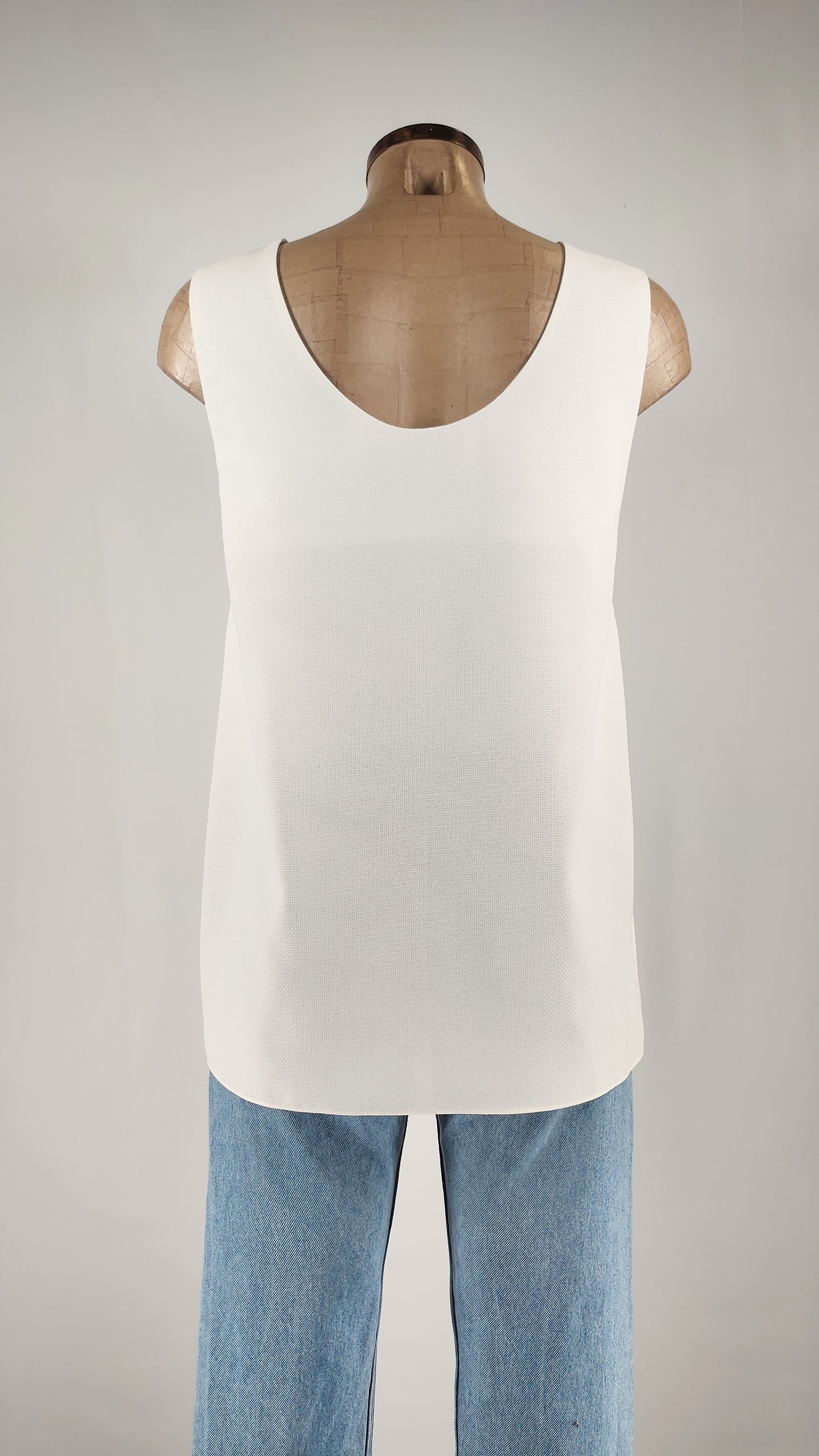 Blusa con cadena en cuello