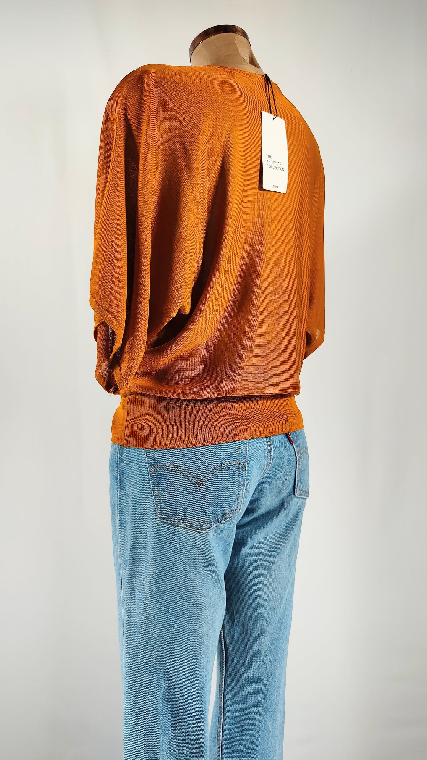 Top ocre con manga fluída