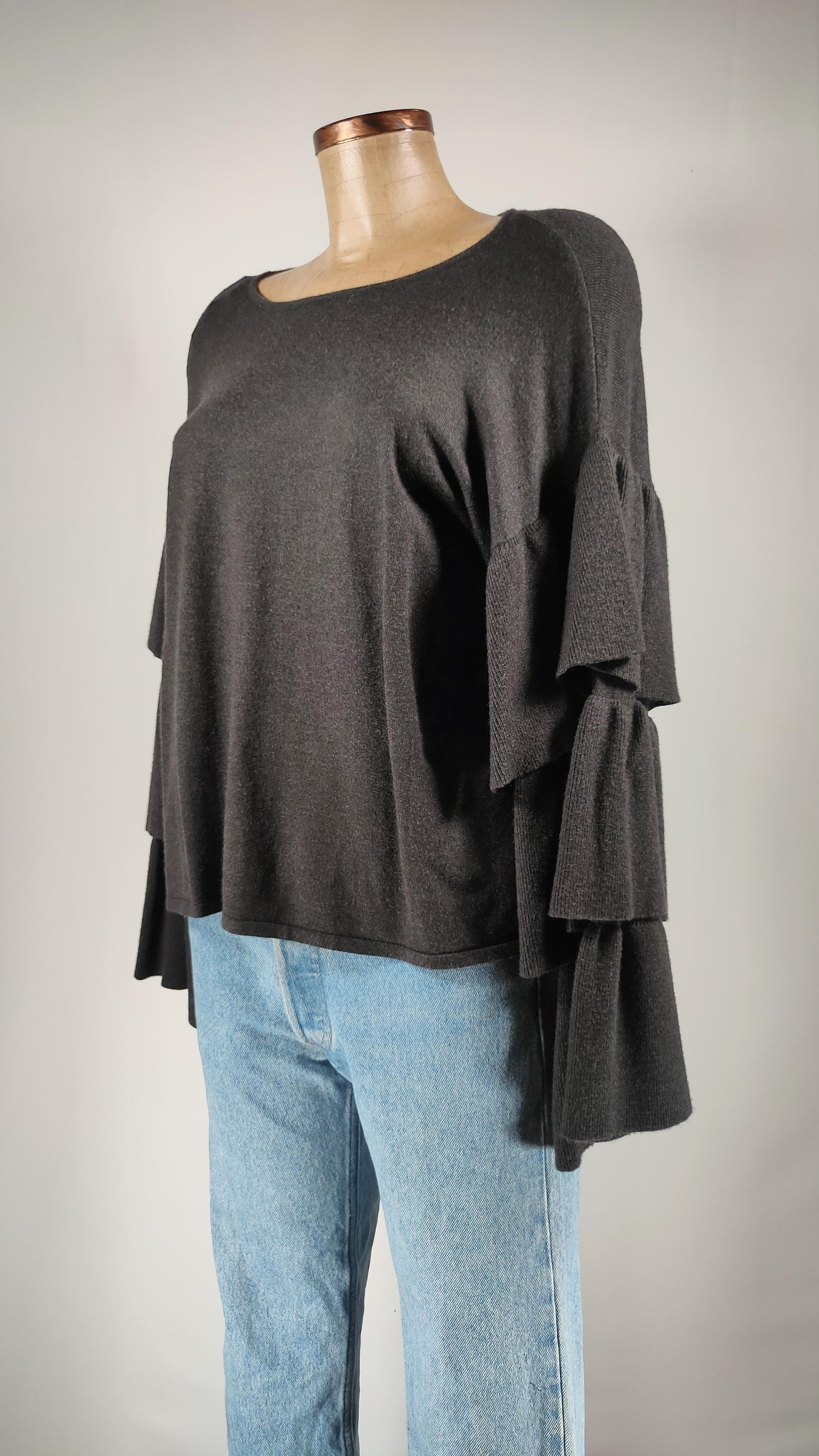 Jersey gris con volantes en mangas