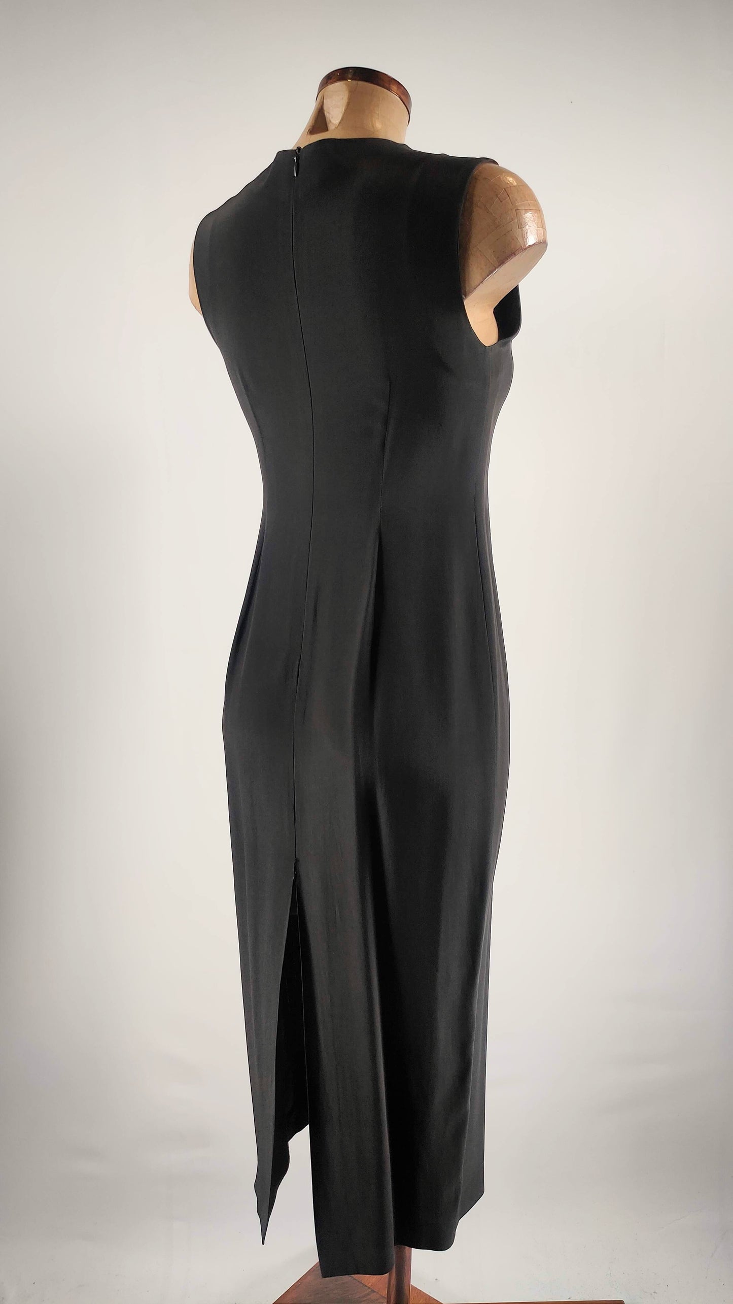 Vestido negro largo con obertura