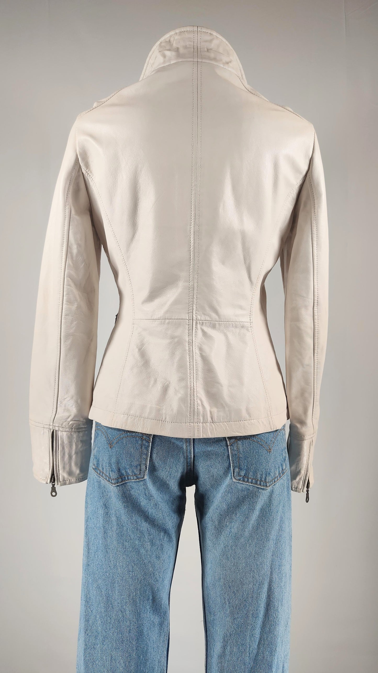 Chaqueta de piel en blanco