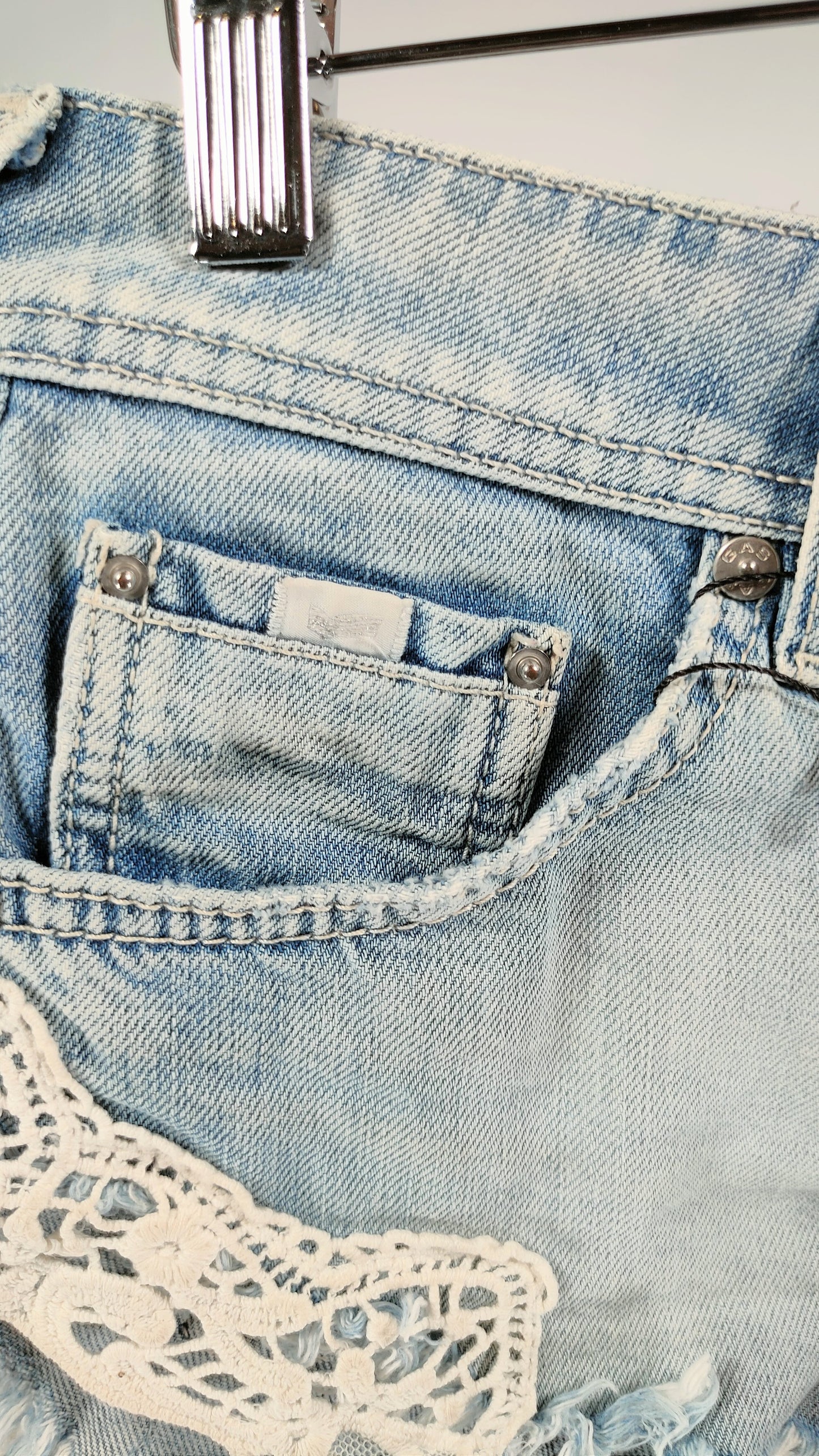 Short con encaje