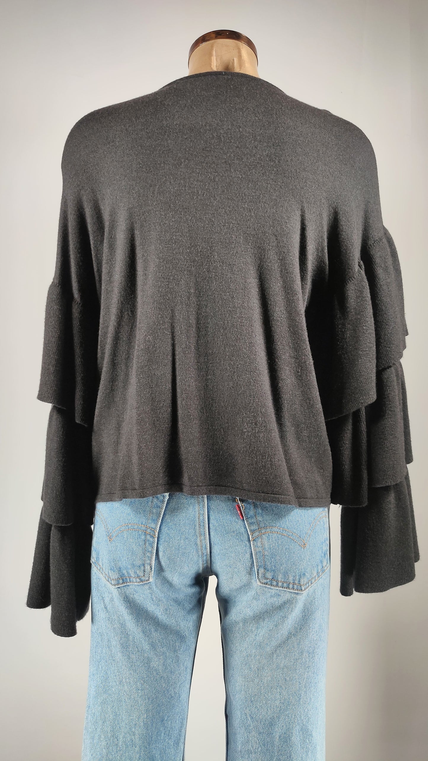 Jersey gris con volantes en mangas
