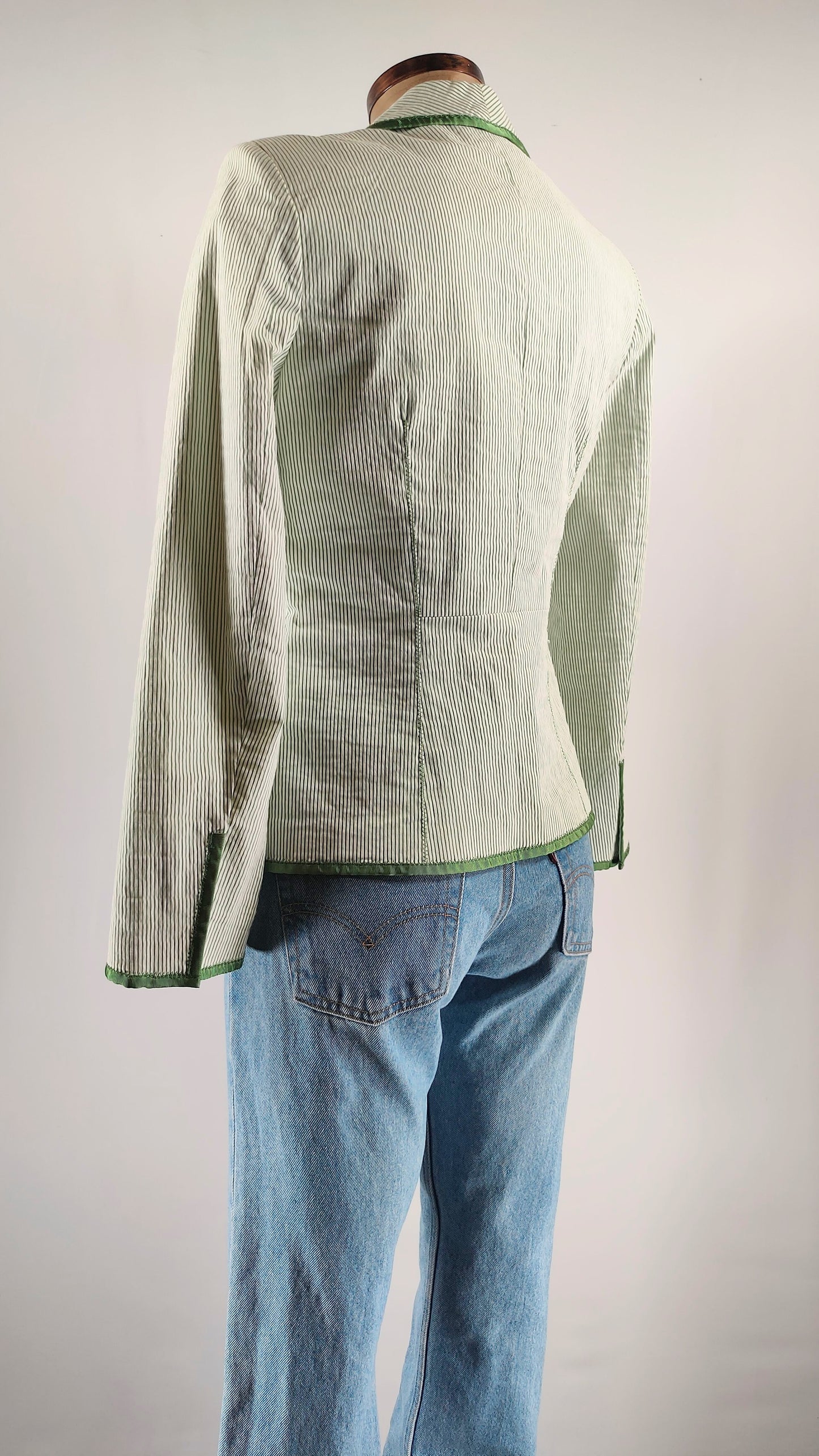 Americana con bordes en verde