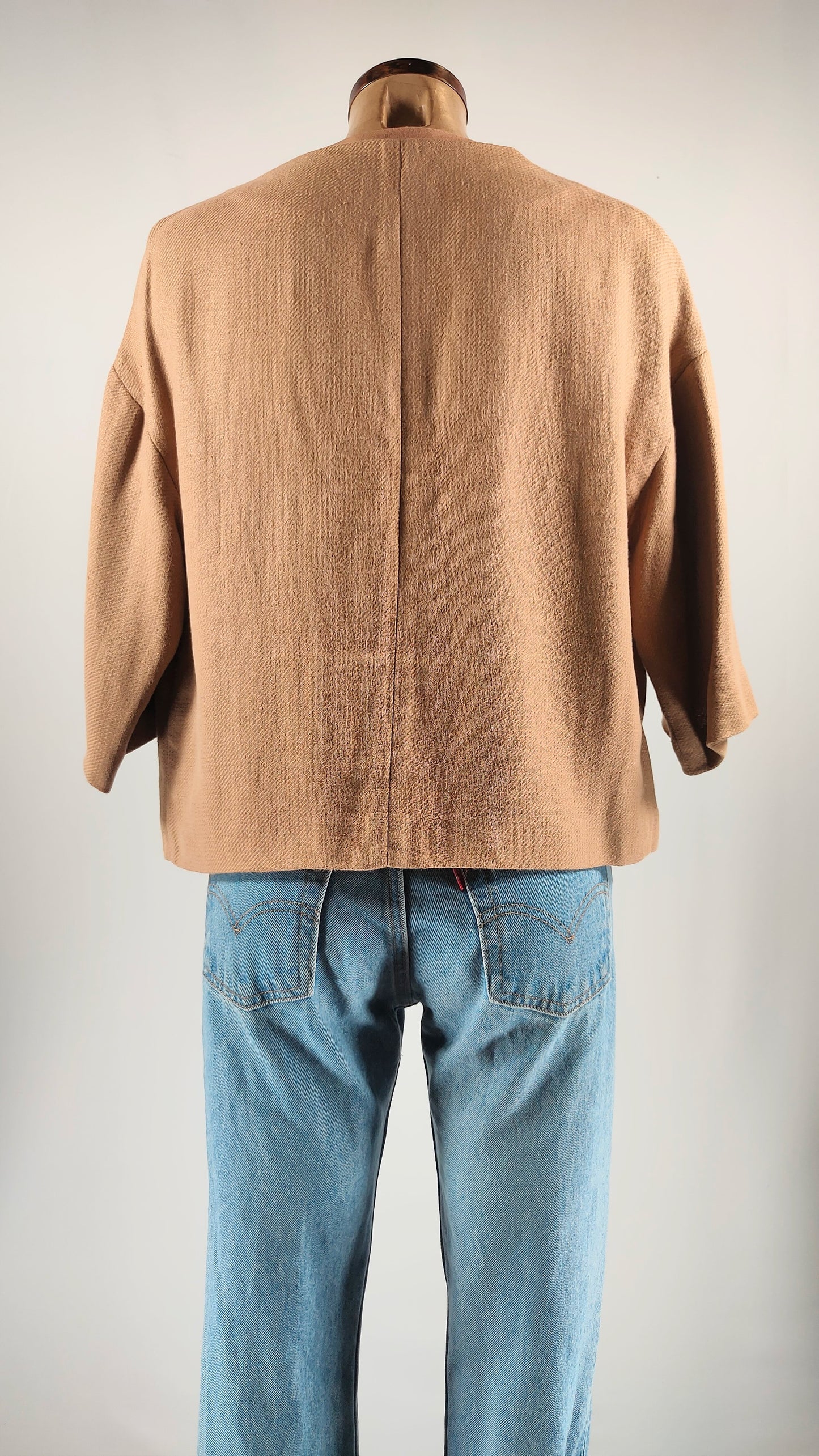 Chaqueta abierta con detalles en piel