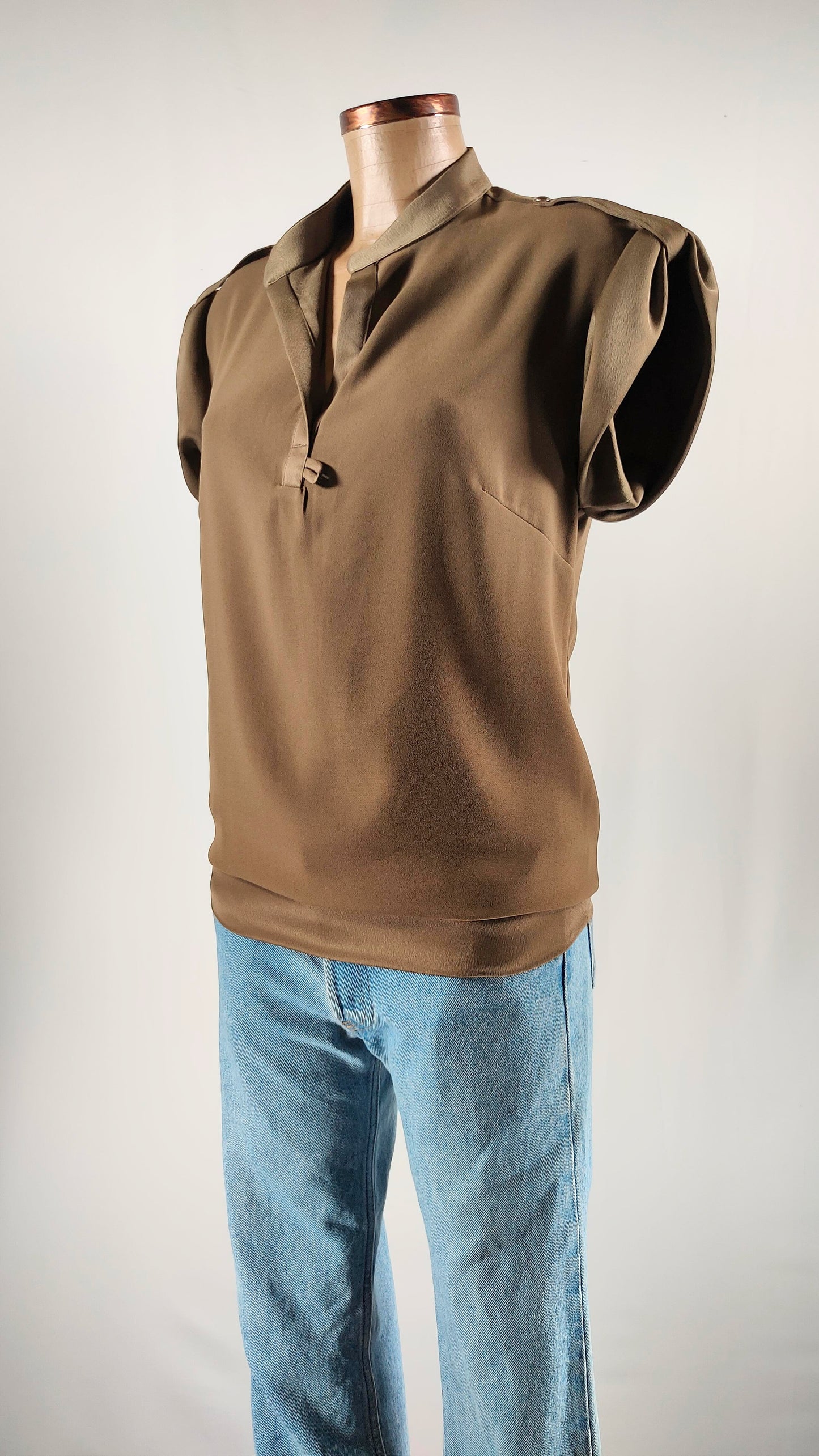 Blusa con manga abotonada