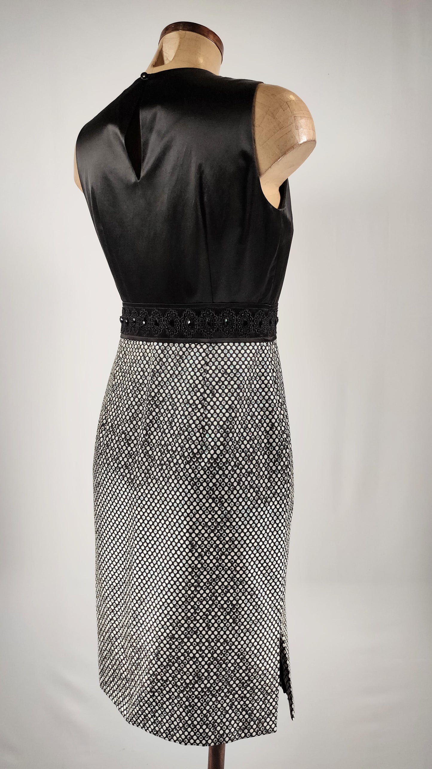 Vestido de fiesta con apliques en cintura