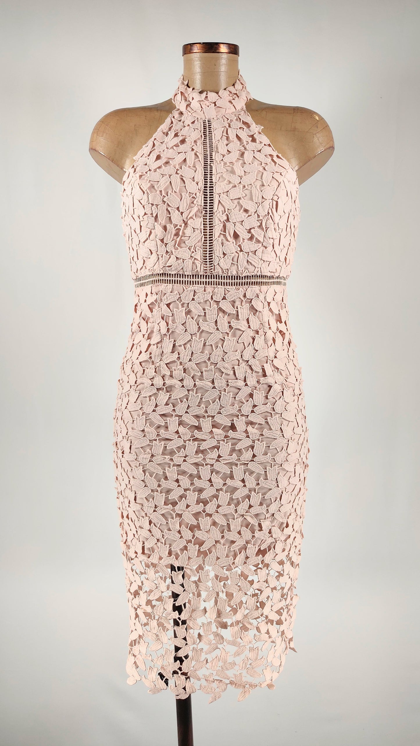 Vestido rosa palo con cuello halter