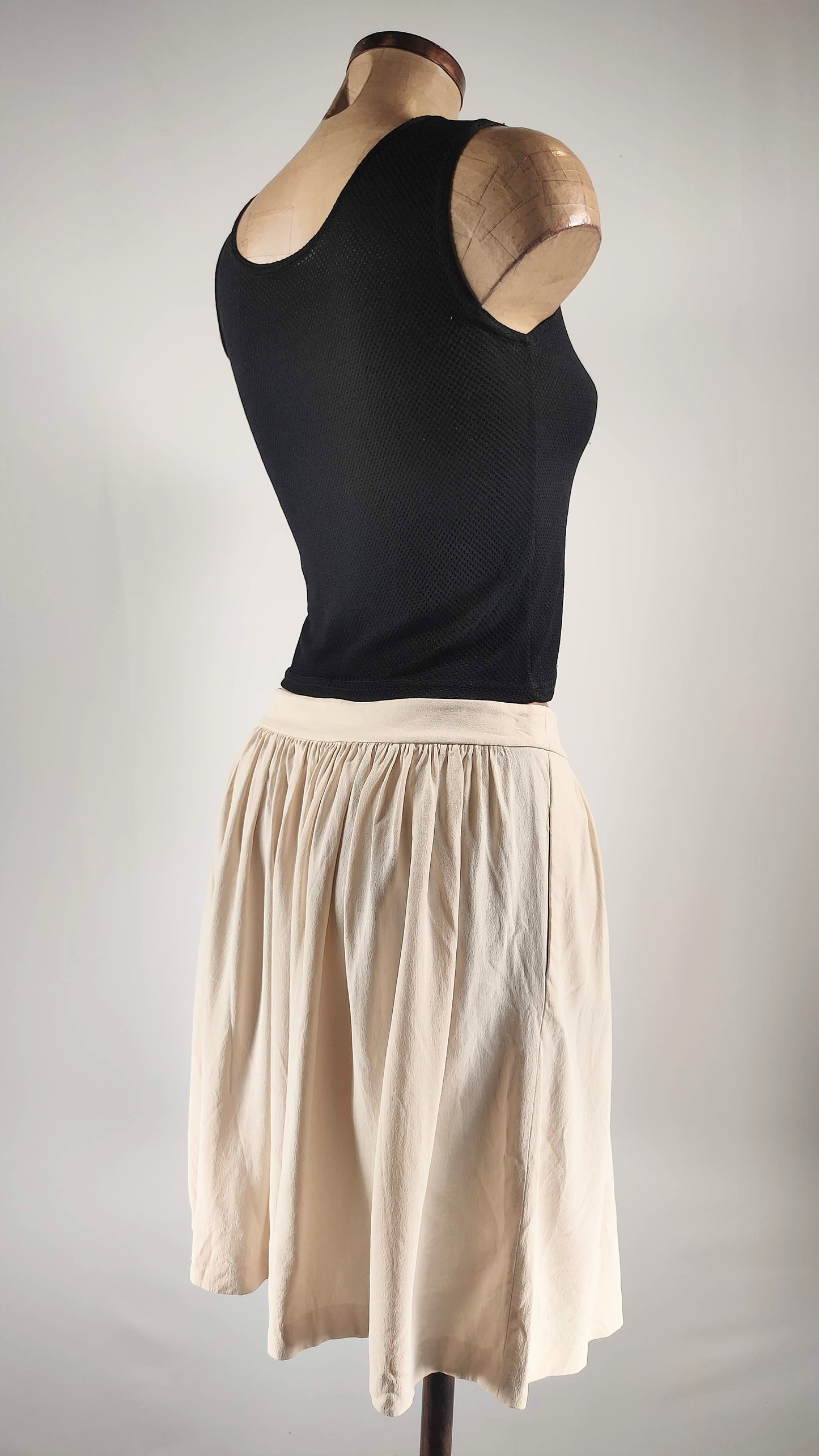 Falda veraniega con bolsillos y vuelo en beige
