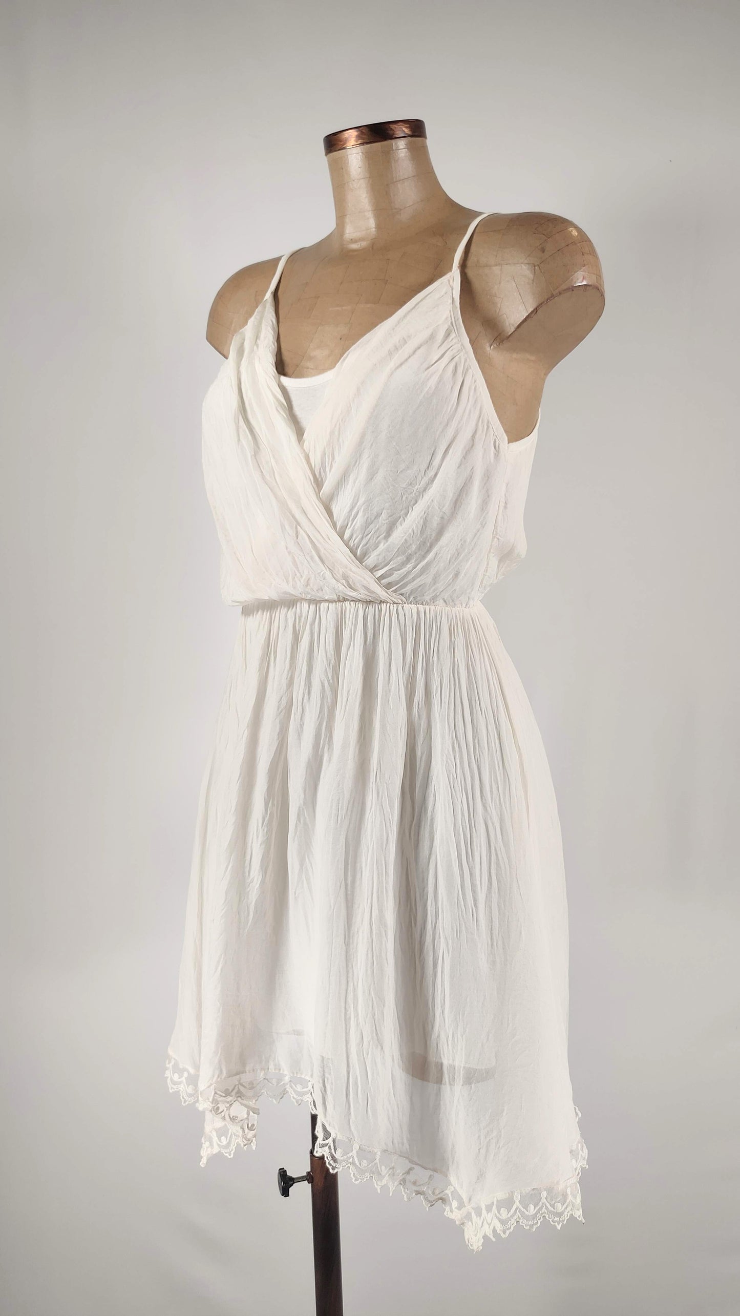 Vestido con bajo asimétrico