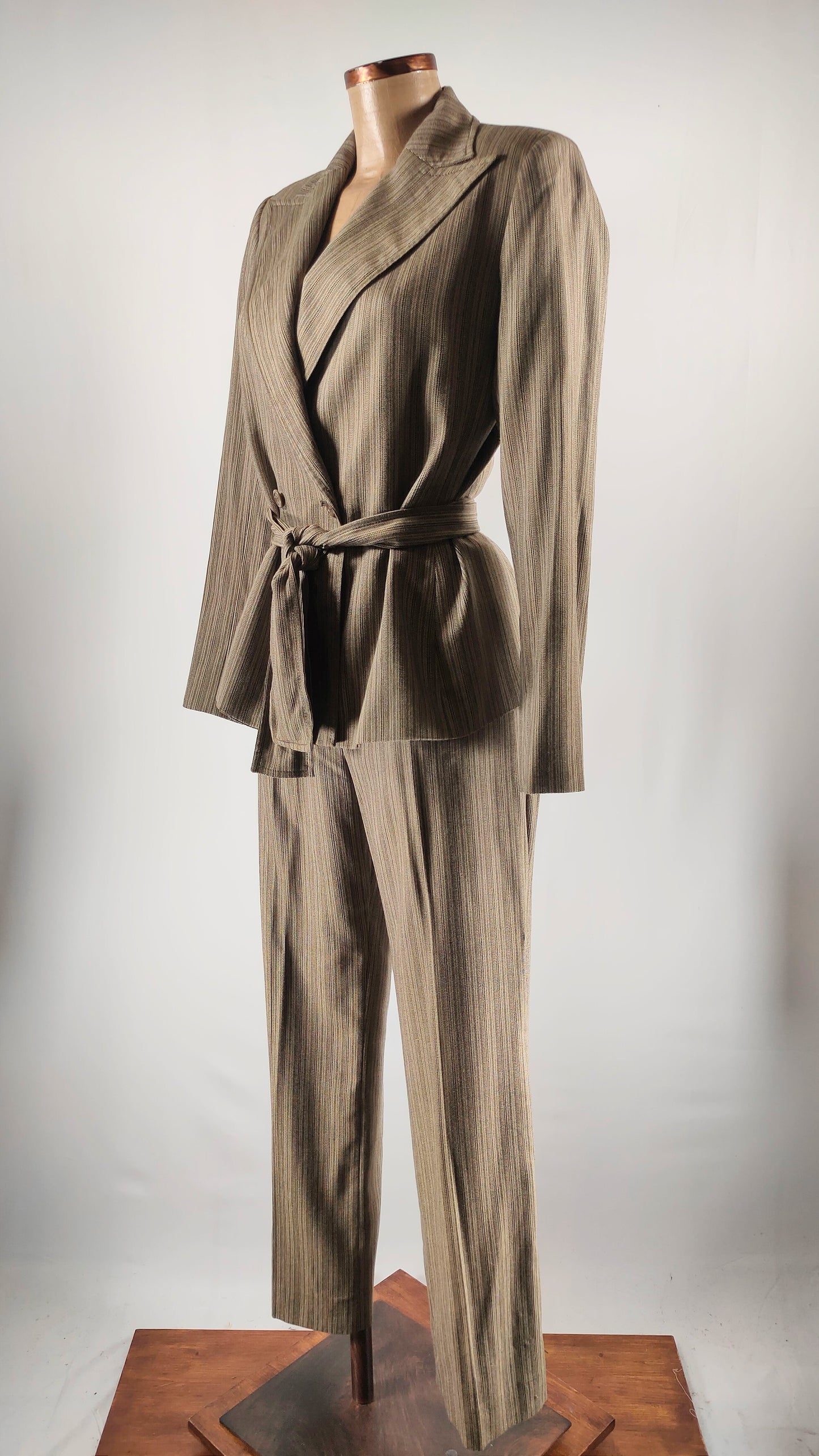 Traje con detalle de cinturón de lazo