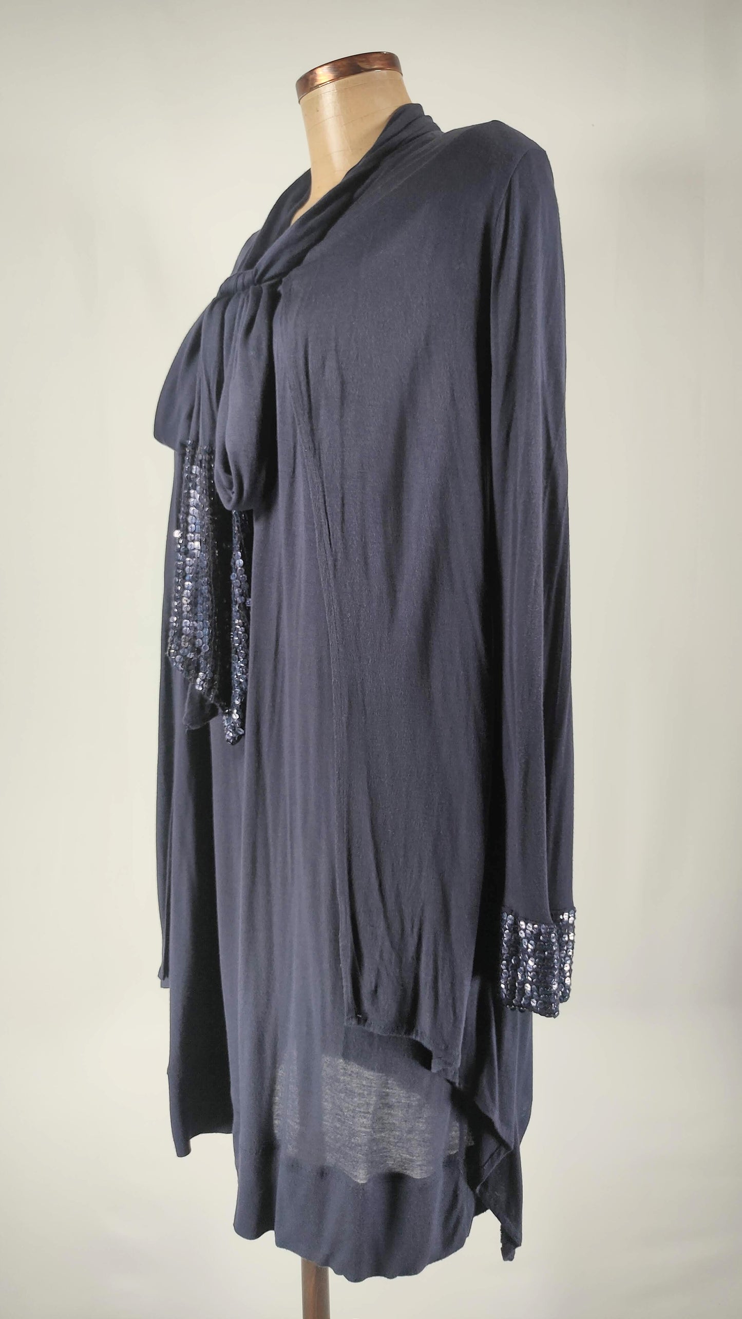 Vestido y sobrevestido con adorno de tachuelas