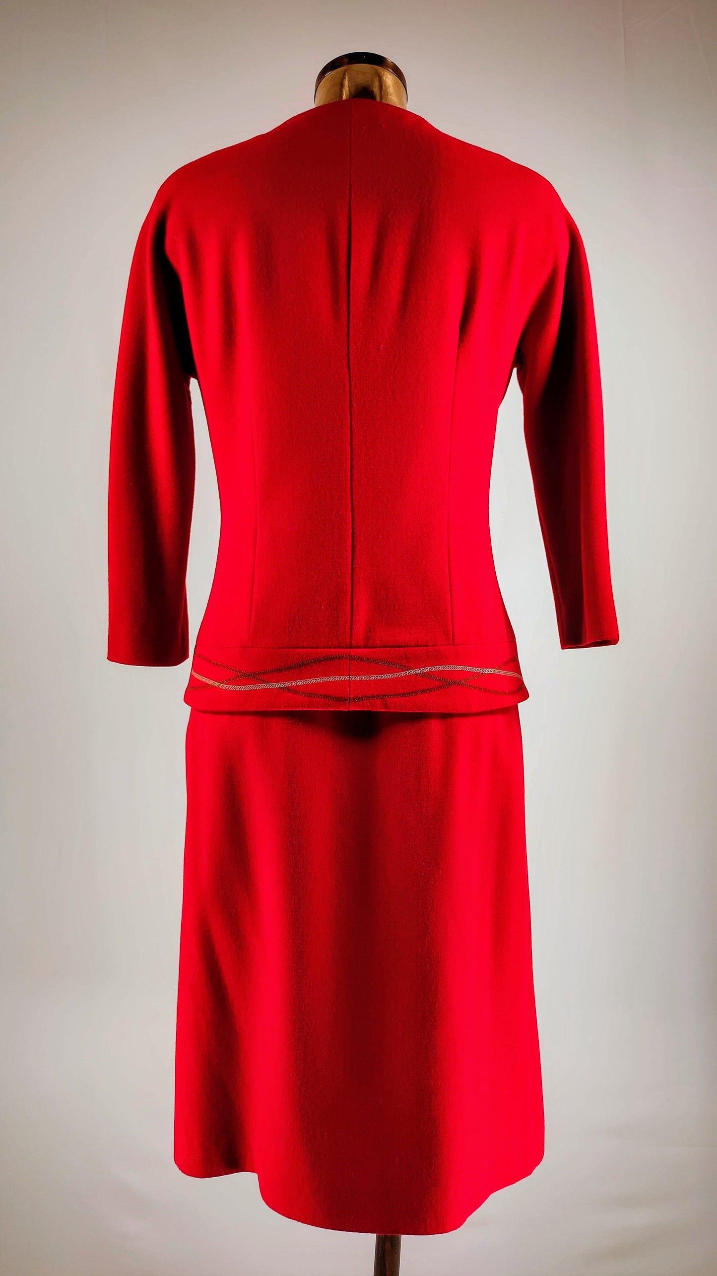 Traje rojo de falda y chaqueta Adolfo Domínguez