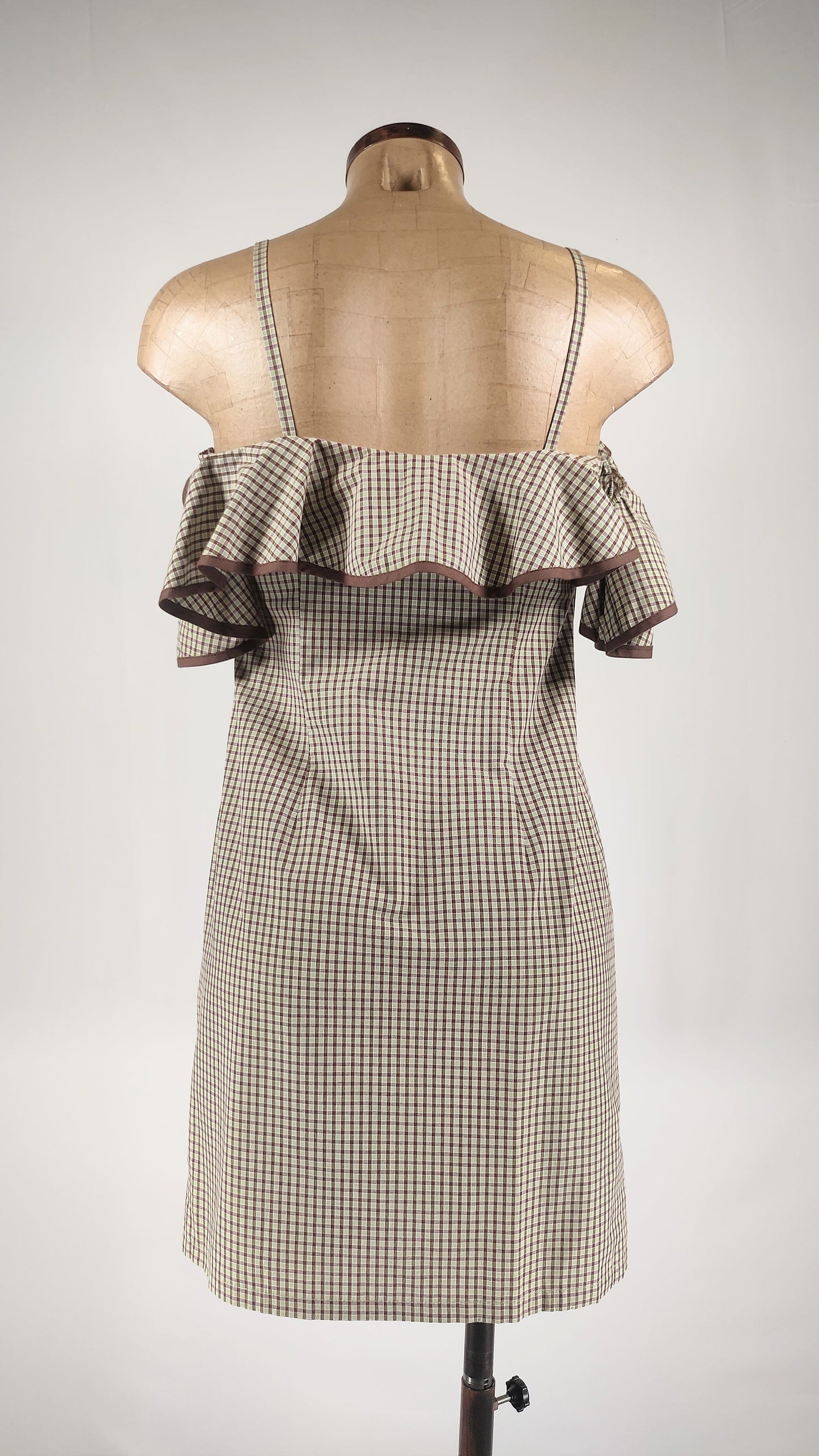 Vestido de hombros con volantes