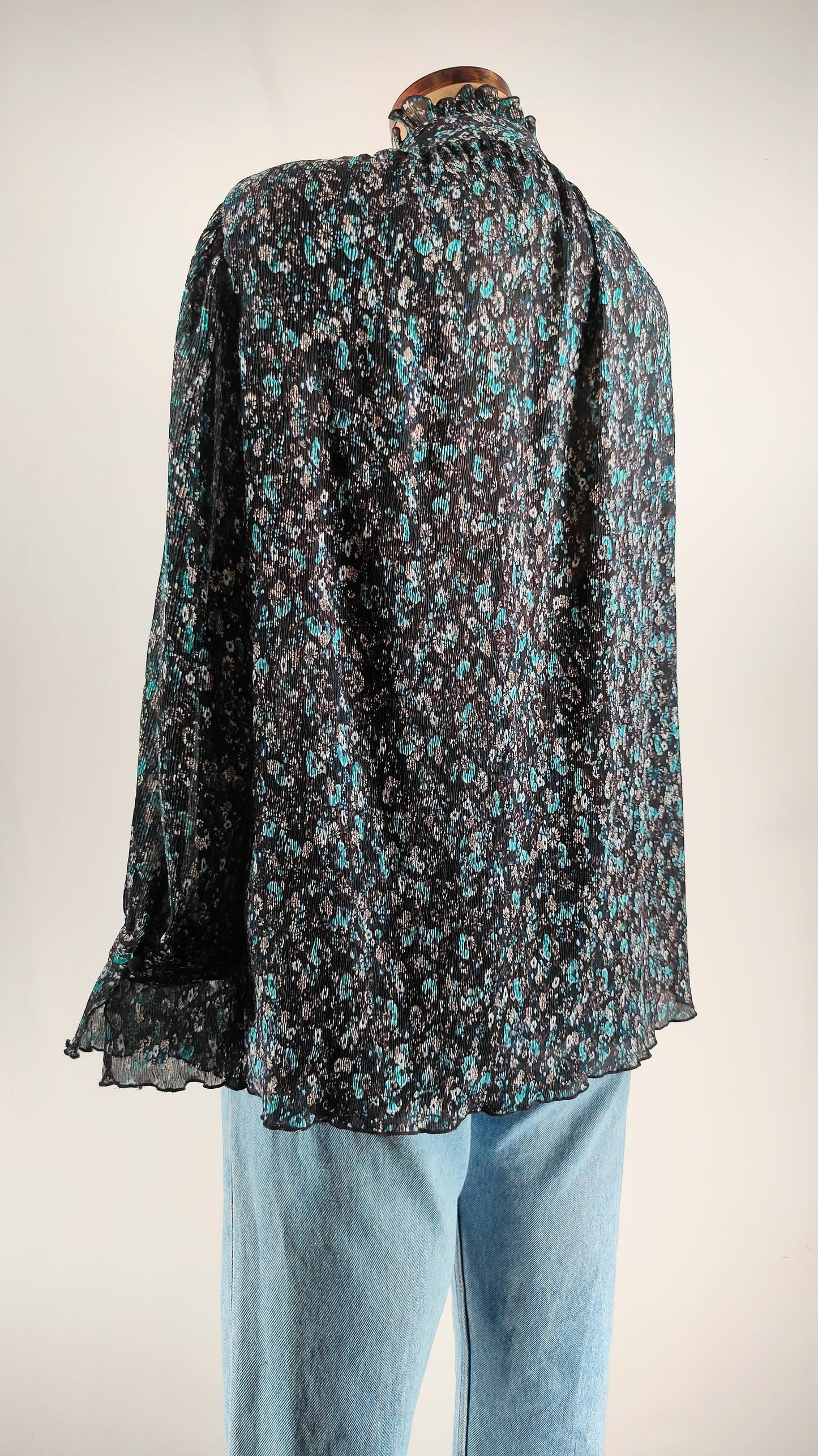 Blusa floreada en tonos azules