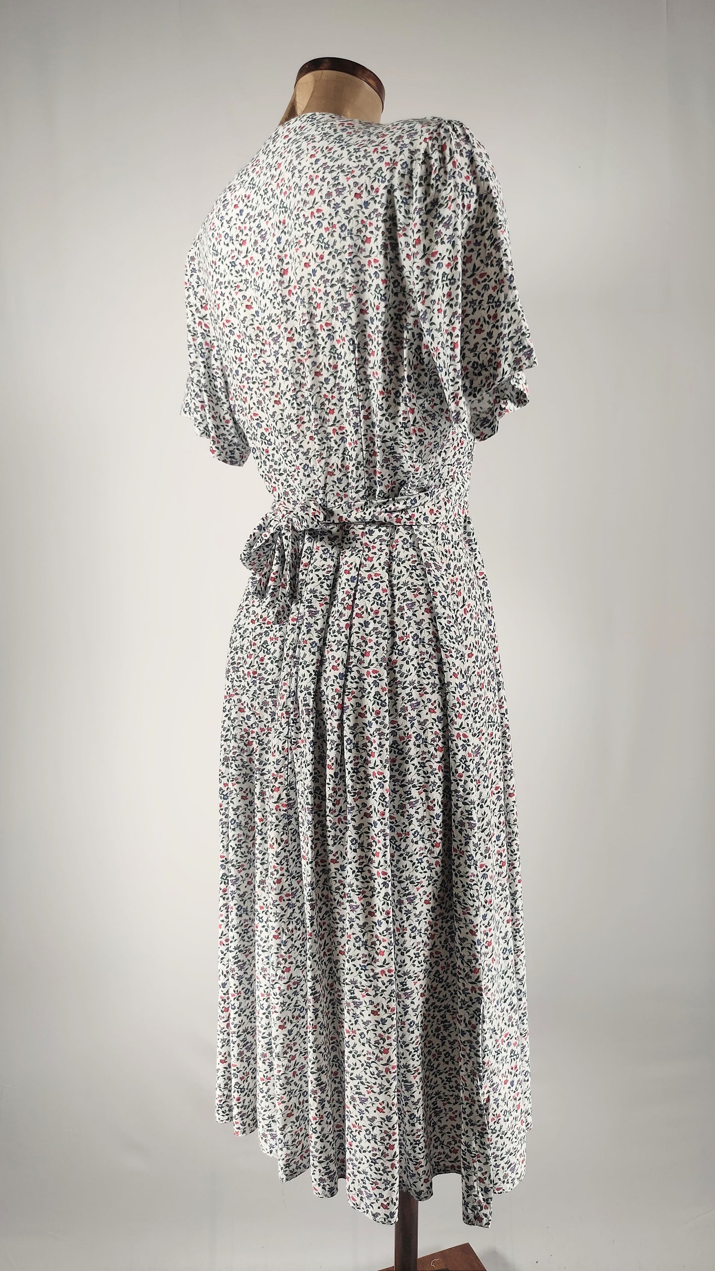 Vestido vintage con blonda en cuello