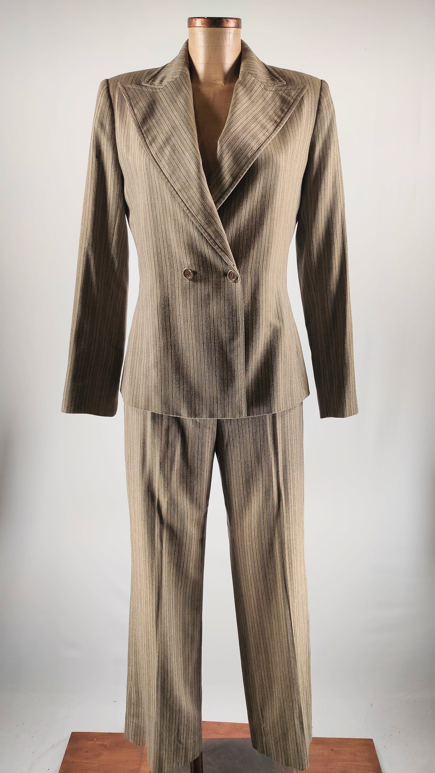 Traje con detalle de cinturón de lazo
