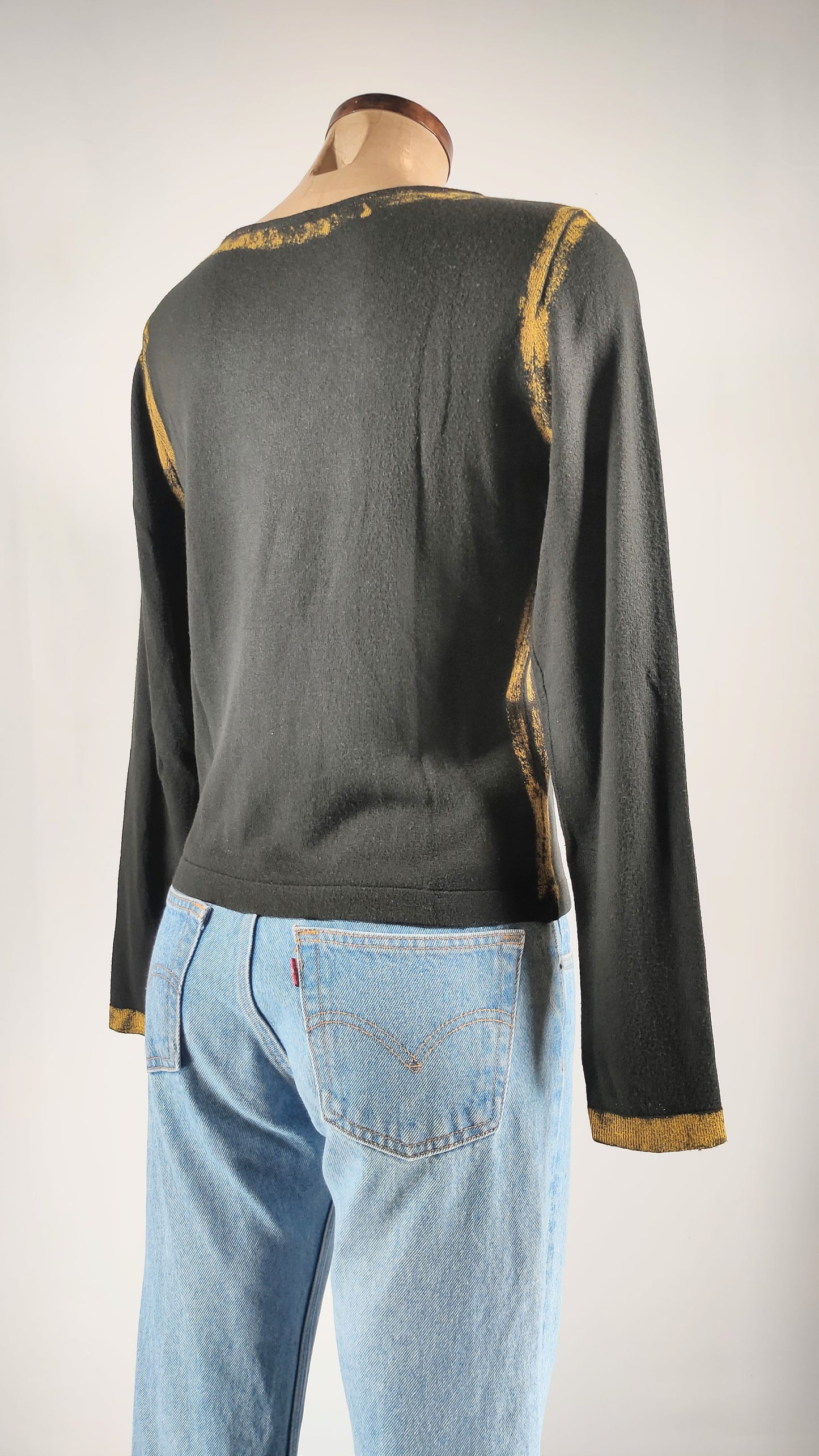 Jersey negro con estampado amarillo