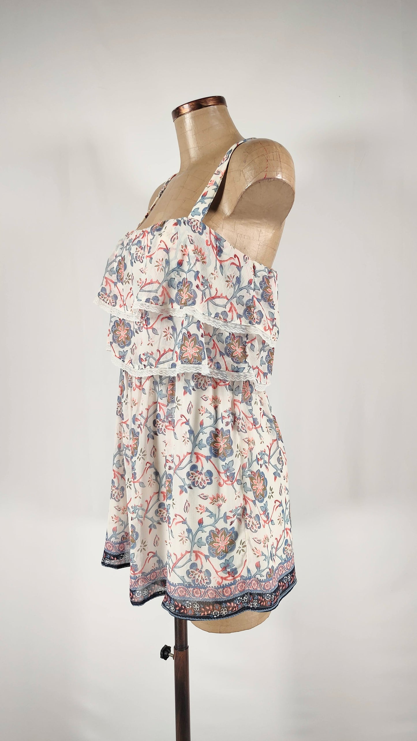 Vestido con detalle de volantes