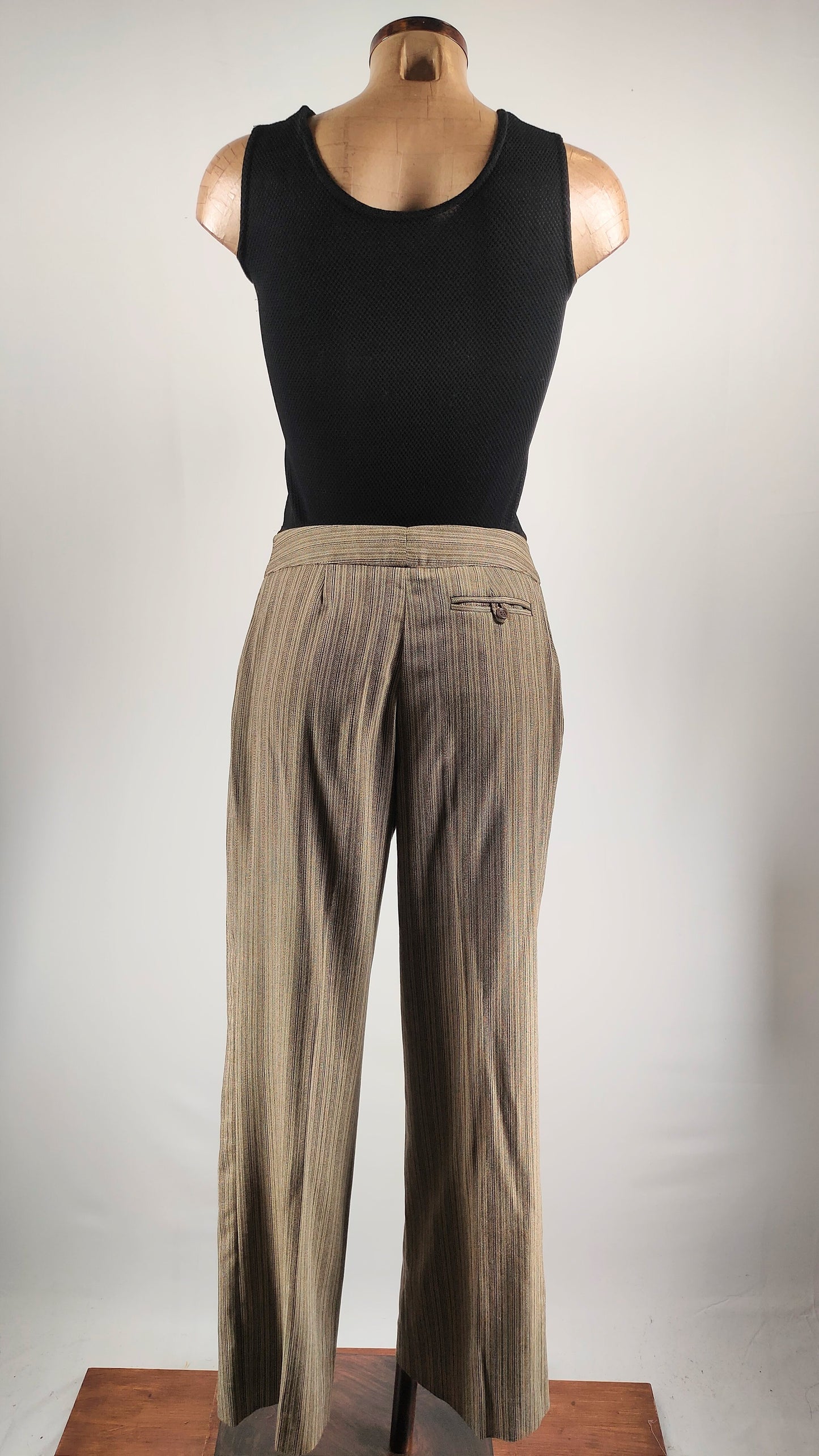 Traje con detalle de cinturón de lazo