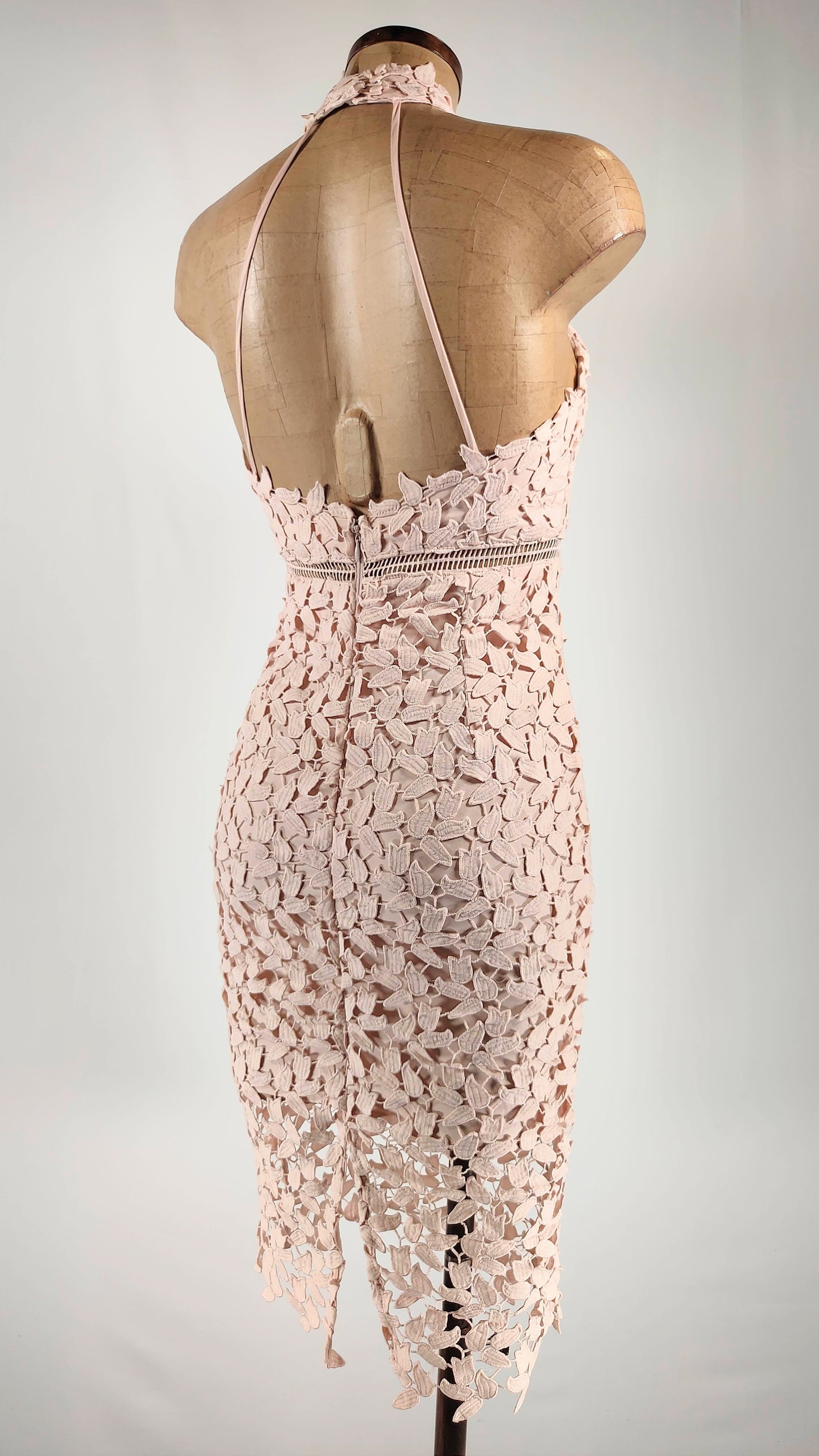 Vestido rosa palo con cuello halter