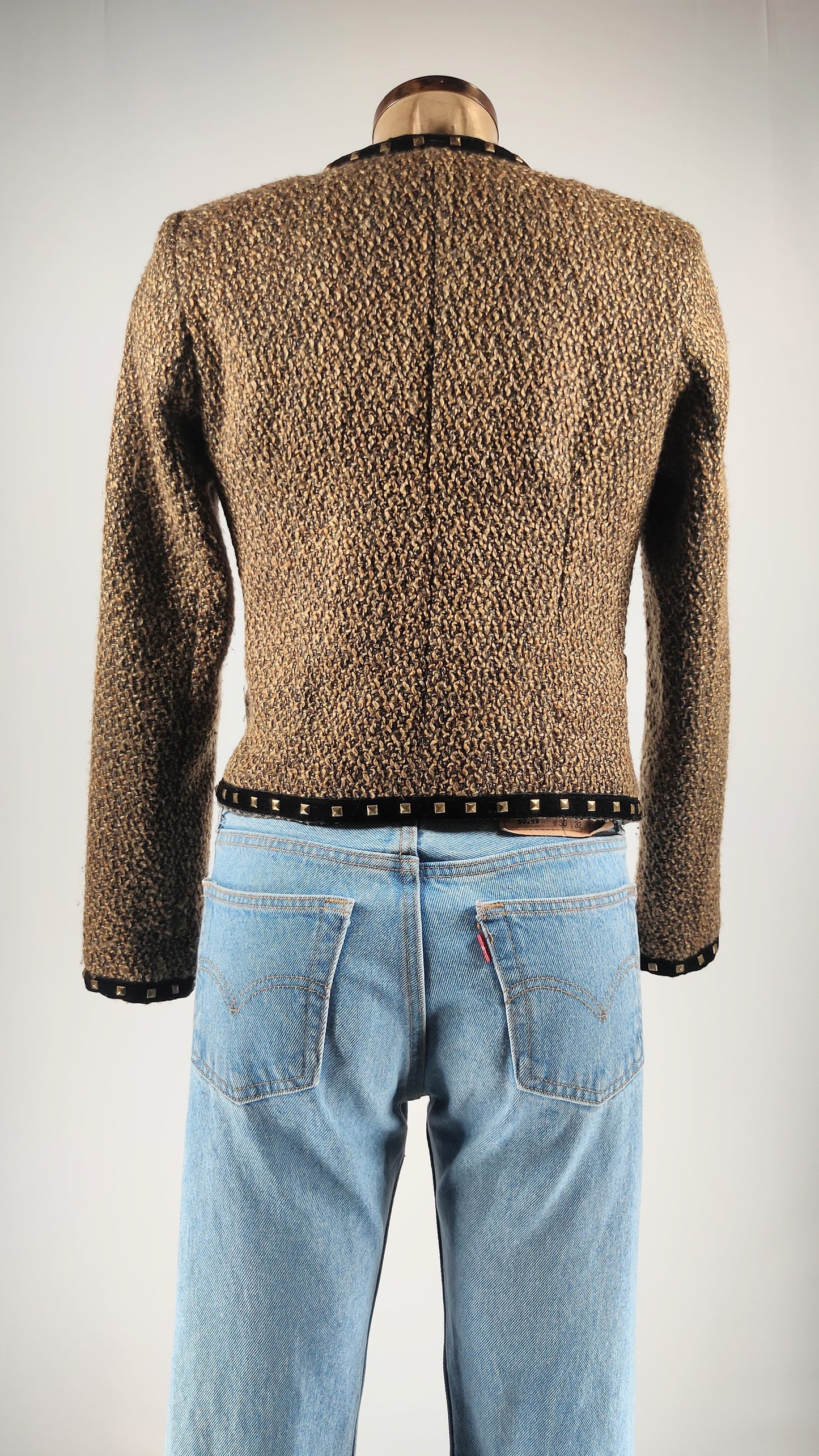 Chaqueta abierta con tachuelas y detalle de terciopelo