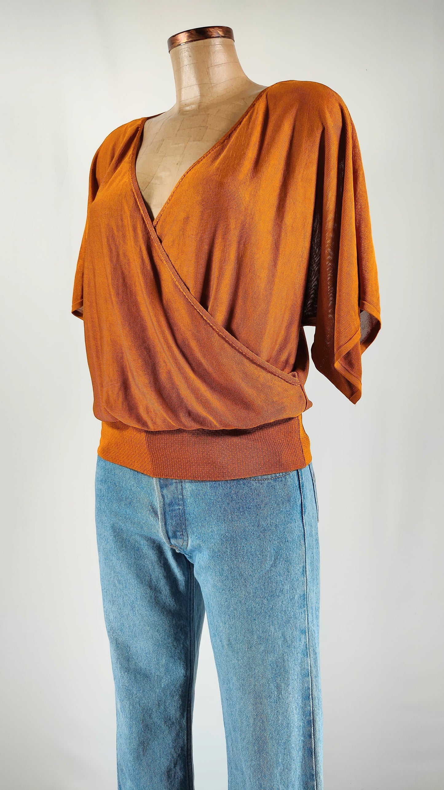 Top ocre con manga fluída