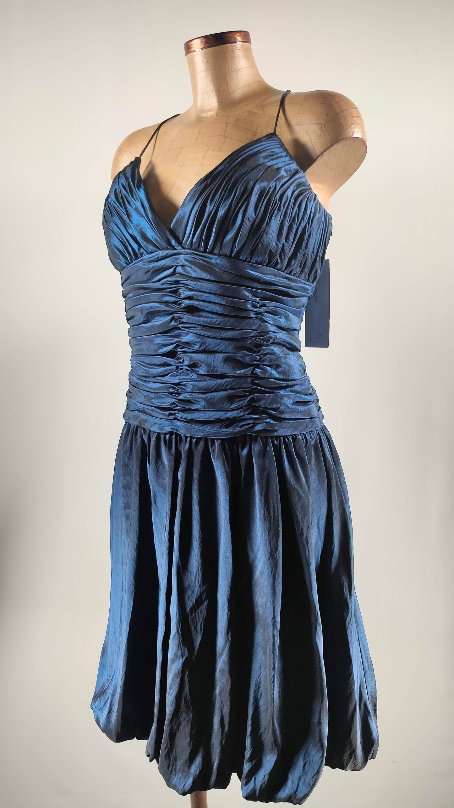 Vestido de fiesta azul con cintura fruncida