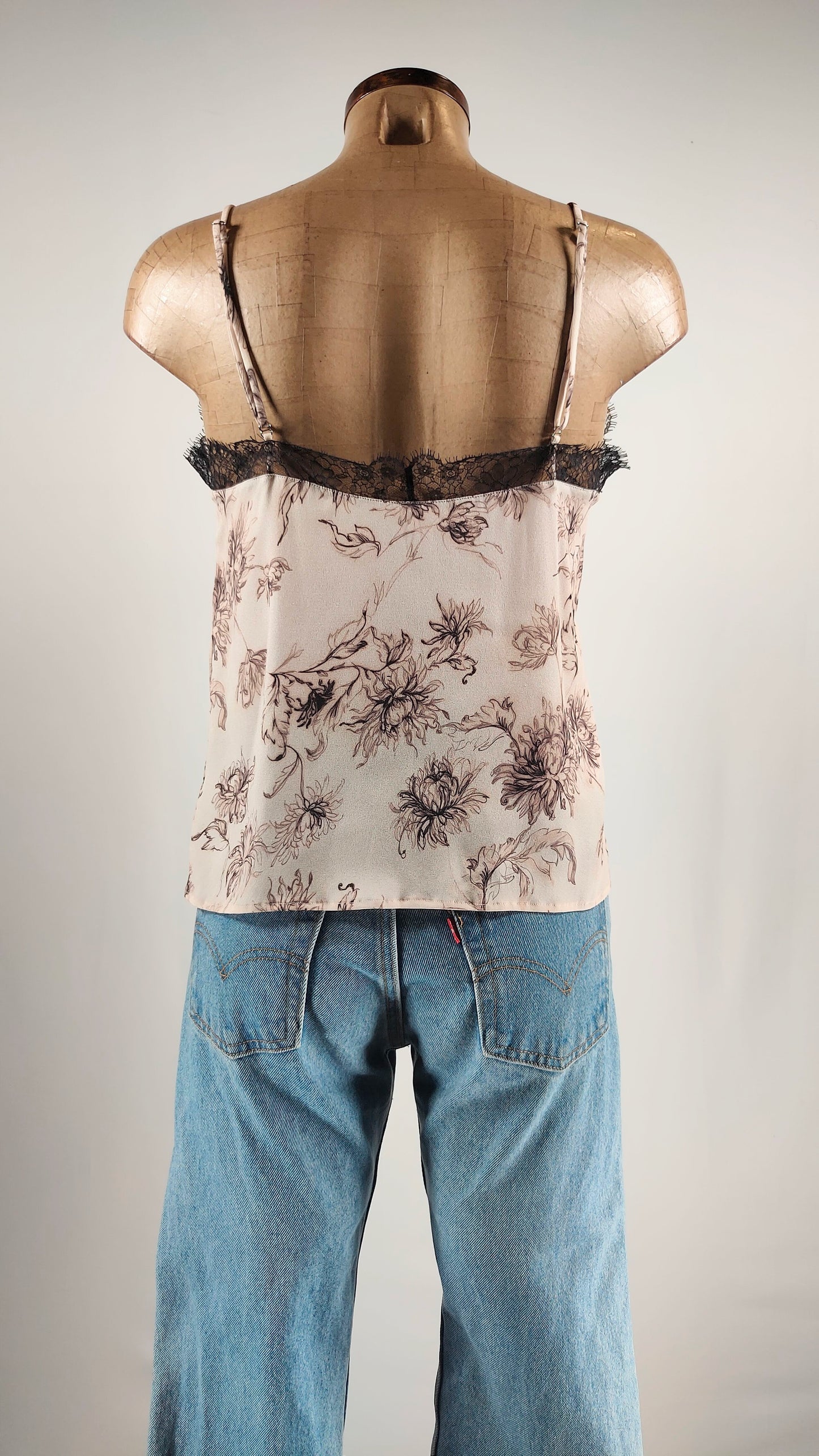 Top lencero de seda con encaje negro