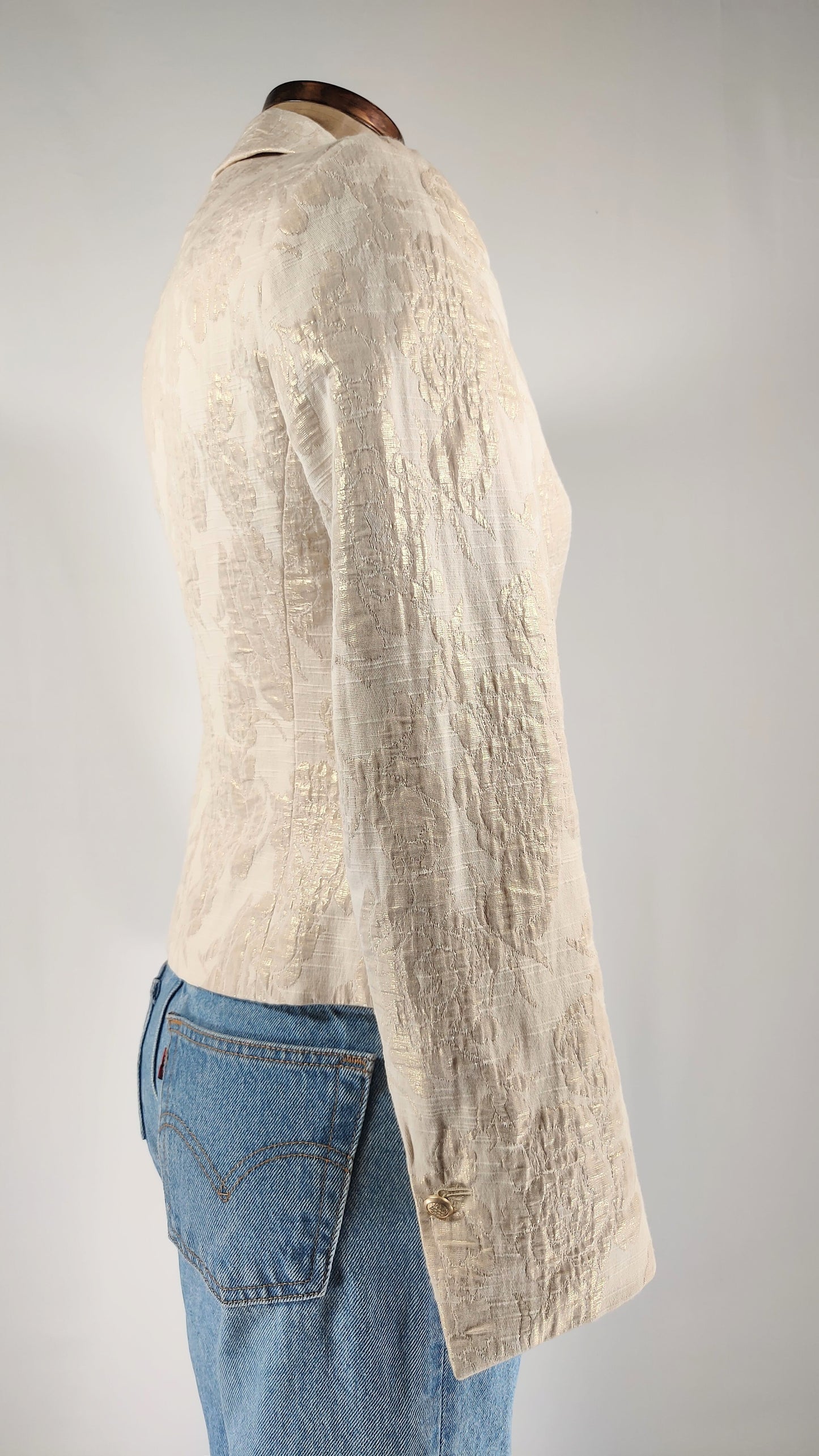 Chaqueta con detalles dorados