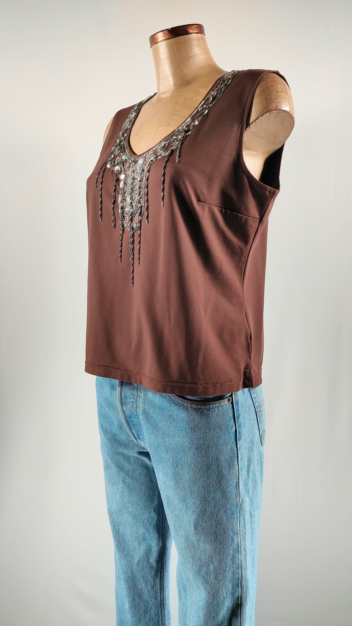 Top marrón con apliques en plata brillantes