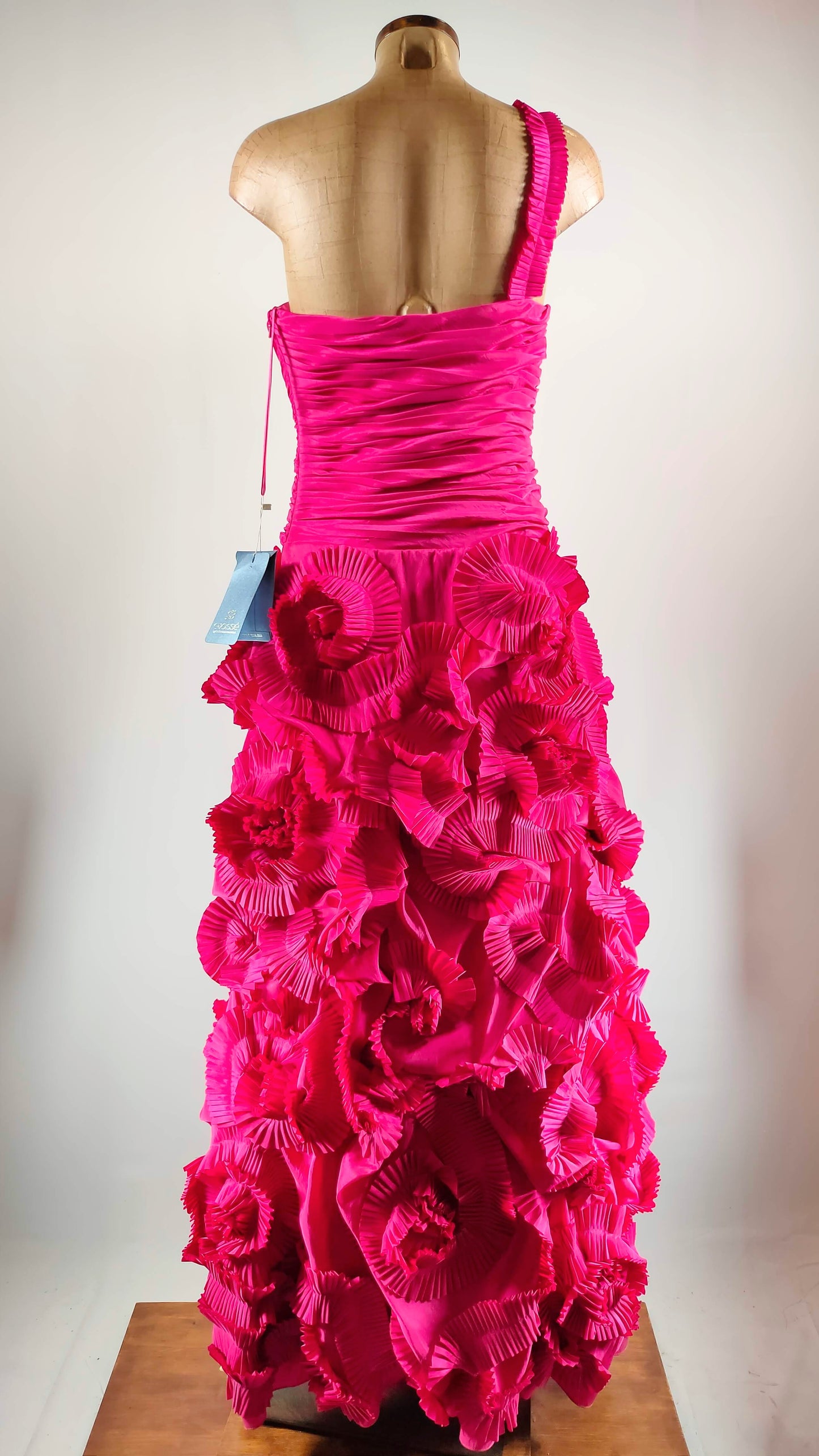 Vestido fucsia de ceremonia con relieve de flores