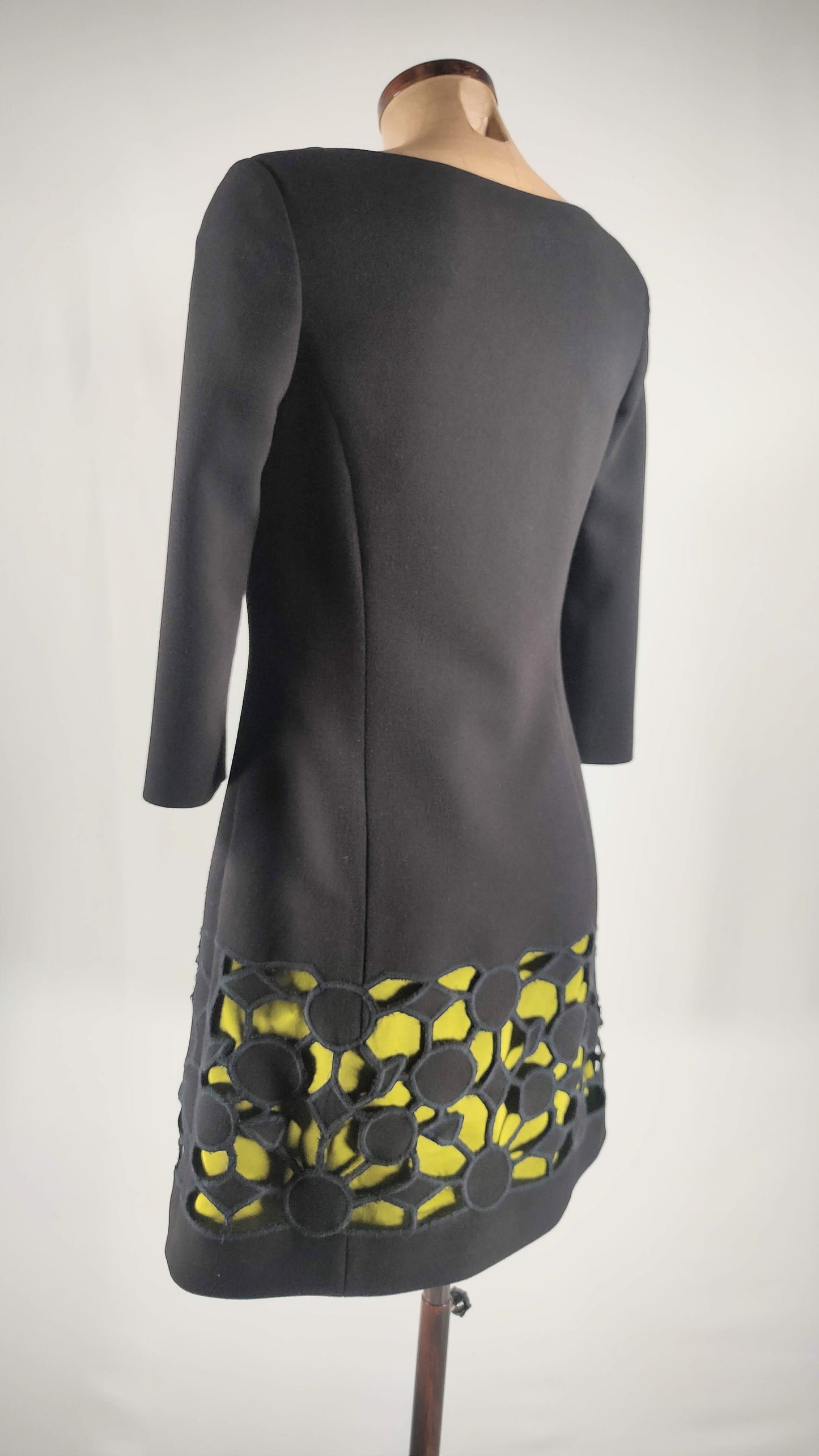 Vestido con calado en falda y fondo verde
