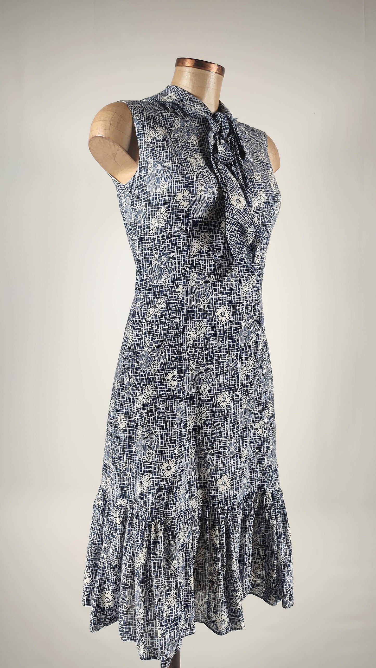 Vestido vintage con lazo y volante en bajo