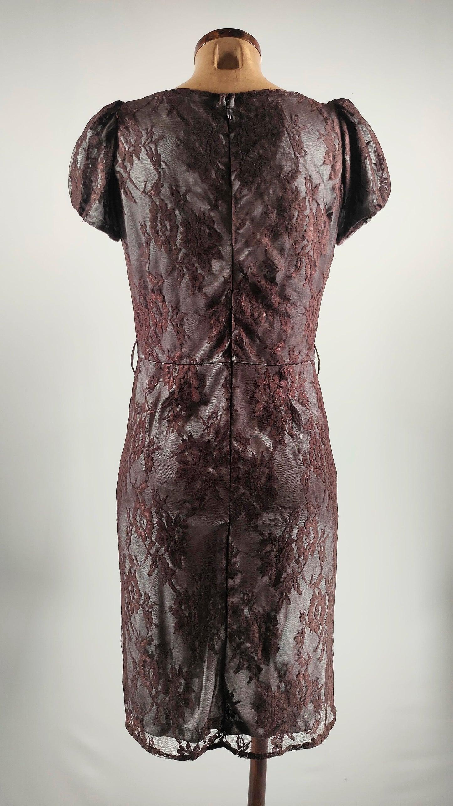 Vestido con encaje y forro gris brillante