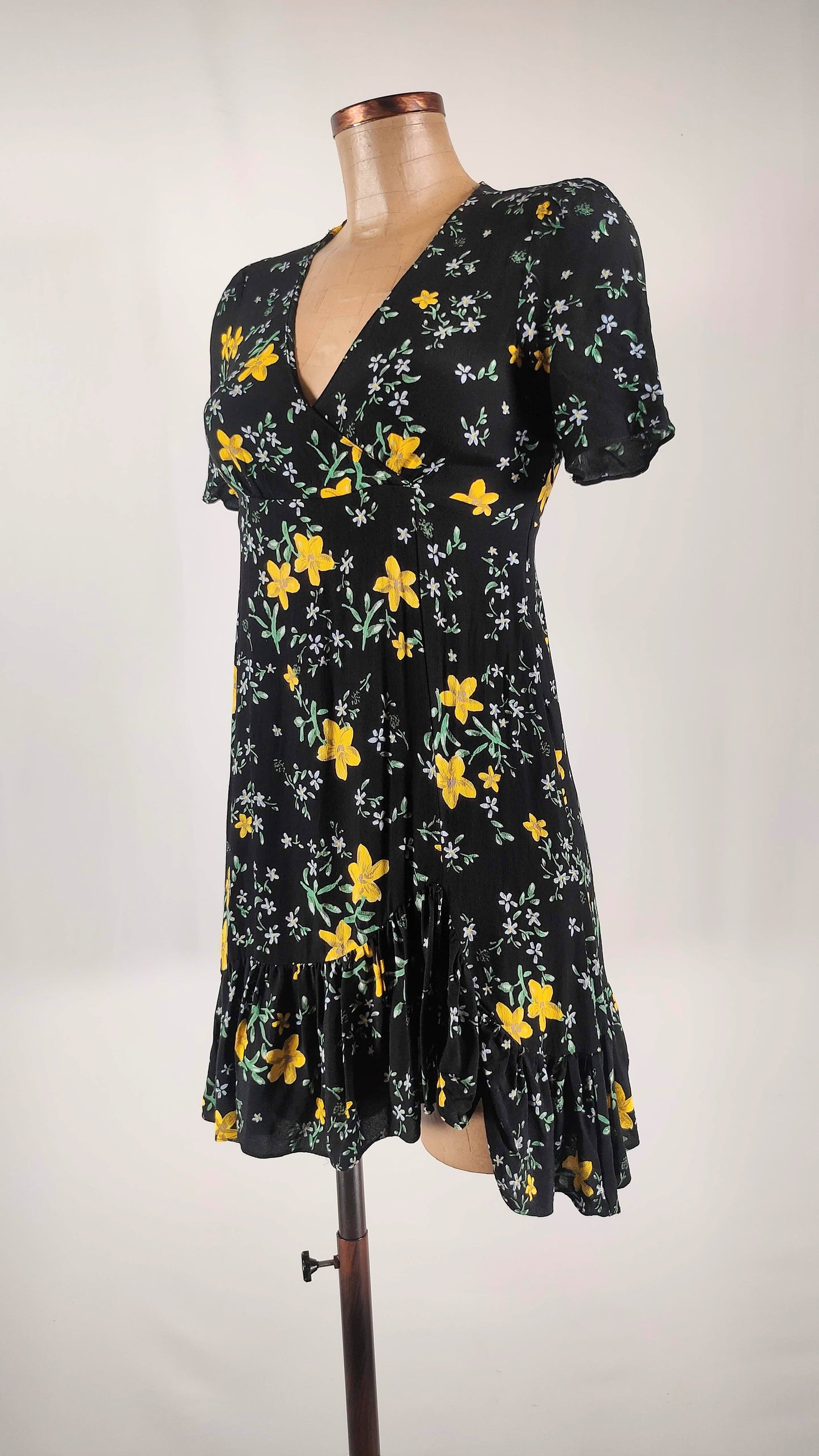 Vestido negro con flores amarillas
